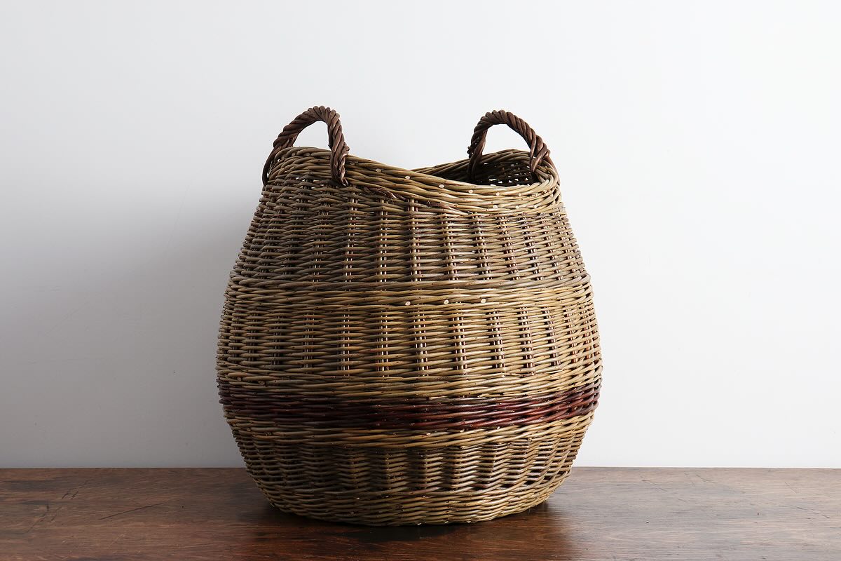 A new style from our last collection, a large storage basket with roped side handles.
Exploring curved silhouettes and undulating forms has been a thread throughout my work over the last few years, and one that continues to interest me. I had been itching to try this style for some time, and glad to have finally made one; a ‘wave’ form on the top to marry with the curved form of the side.
The roped side handles are a new addition to my skill set; thanks to Jenny Crisp for teaching me the pattern during our QEST funded sessions 🙏
With a tank full of willow suitable for storage baskets, I’m looking forward to making more like this soon.
Sarah 🌿
@jennycrisp_basketmaker
@qestcraft
