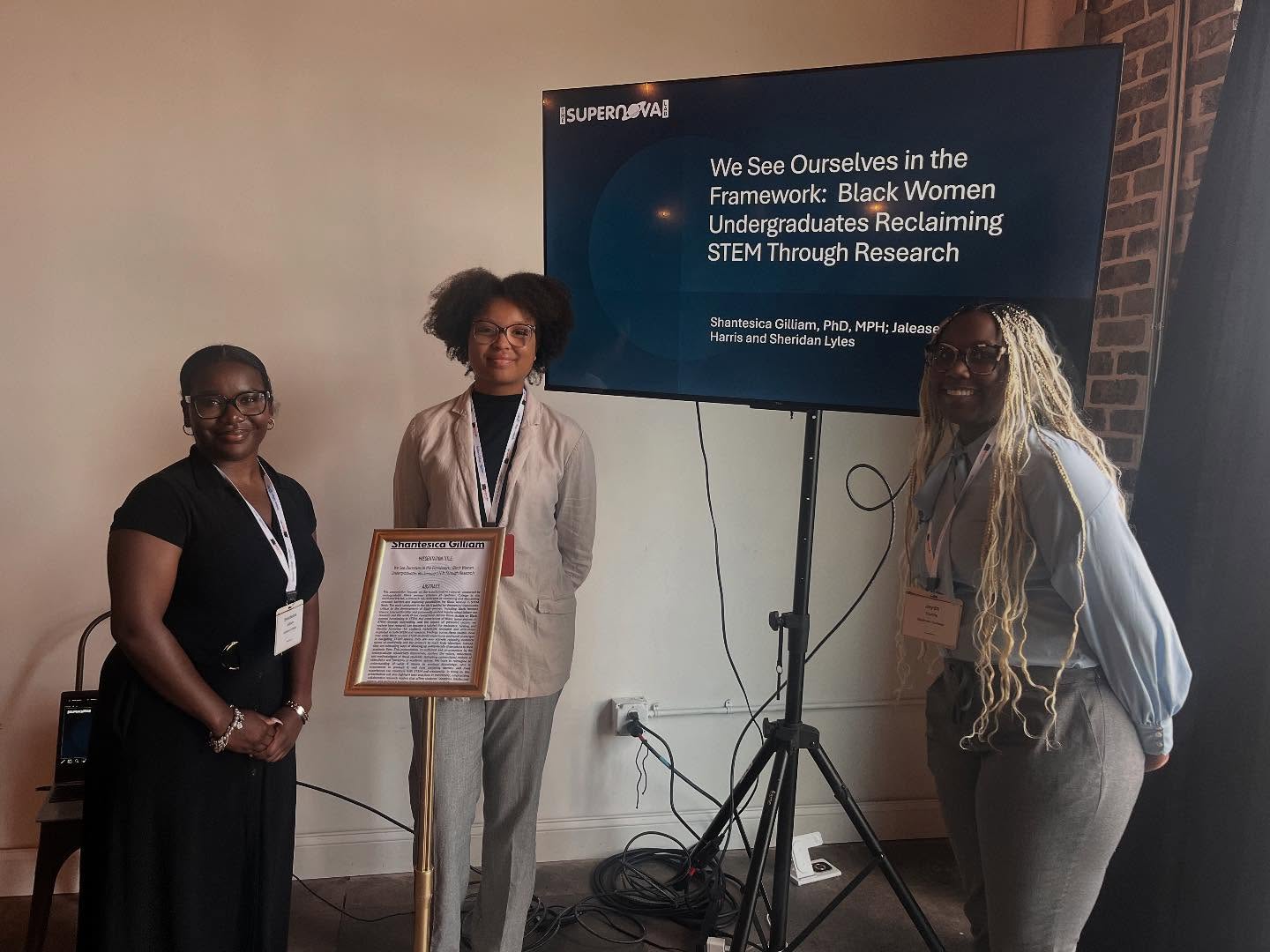 We see ourselves in the framework! Yesterday, we showcased our research on Black Women in STEM at the ElevateHer Summit, highlighting a collaborative model where undergrads and communities are valued as intellectual agents and knowledge authorities.
Co-presented by
@jalease1215
@sheridan.r.lyles
@iamjayda._