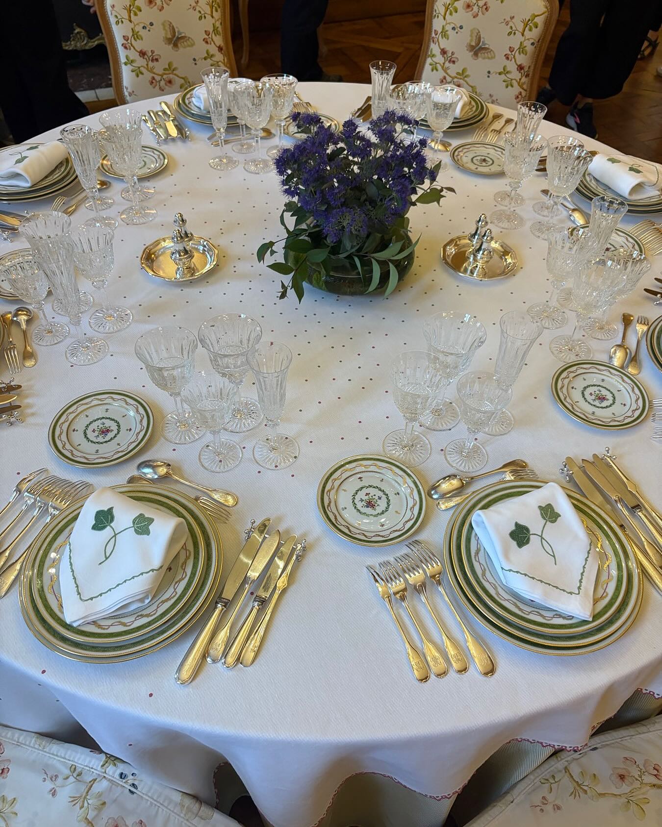 Hôtel de Noirmoutiers chez Monsieur le préfet de Paris
Ce serait chic d’avoir un hôte / lieu / table aussi exceptionnel lors d’un dîner itinérant !
Ceci est un appel de phare 😜😜😜🤣🤣🤣
@jepofficiel
@lamaisonpierrefrey
@havilandofficiel
@christofle
@baccarat