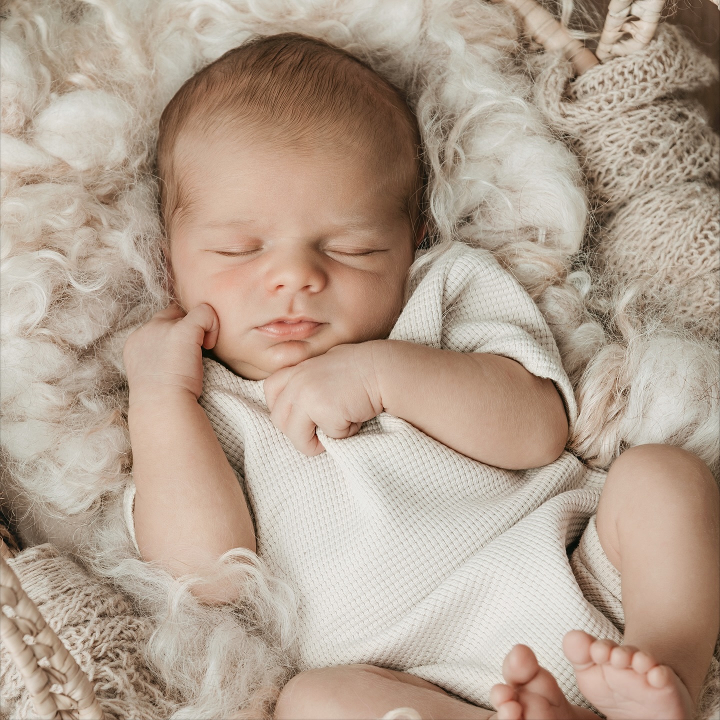 Schlafende Babys sind doch einfach kleine Wunder – so friedlich, so zart, so bezaubernd. ✨
Und ganz ehrlich: diese winzigen Babyfüßchen stehlen sowieso immer allen die Show. 🧡
Ich liebe es, Momente wie diese Ton in Ton festzuhalten – sanfte Cremetöne, die die Ruhe und Geborgenheit noch mehr unterstreichen.
#neugeborenenfotografie #babylove #babyfüßchen #newbornmoments #eschweiler #fotografineschweiler #aachen #düren #stolberg #alsdorf