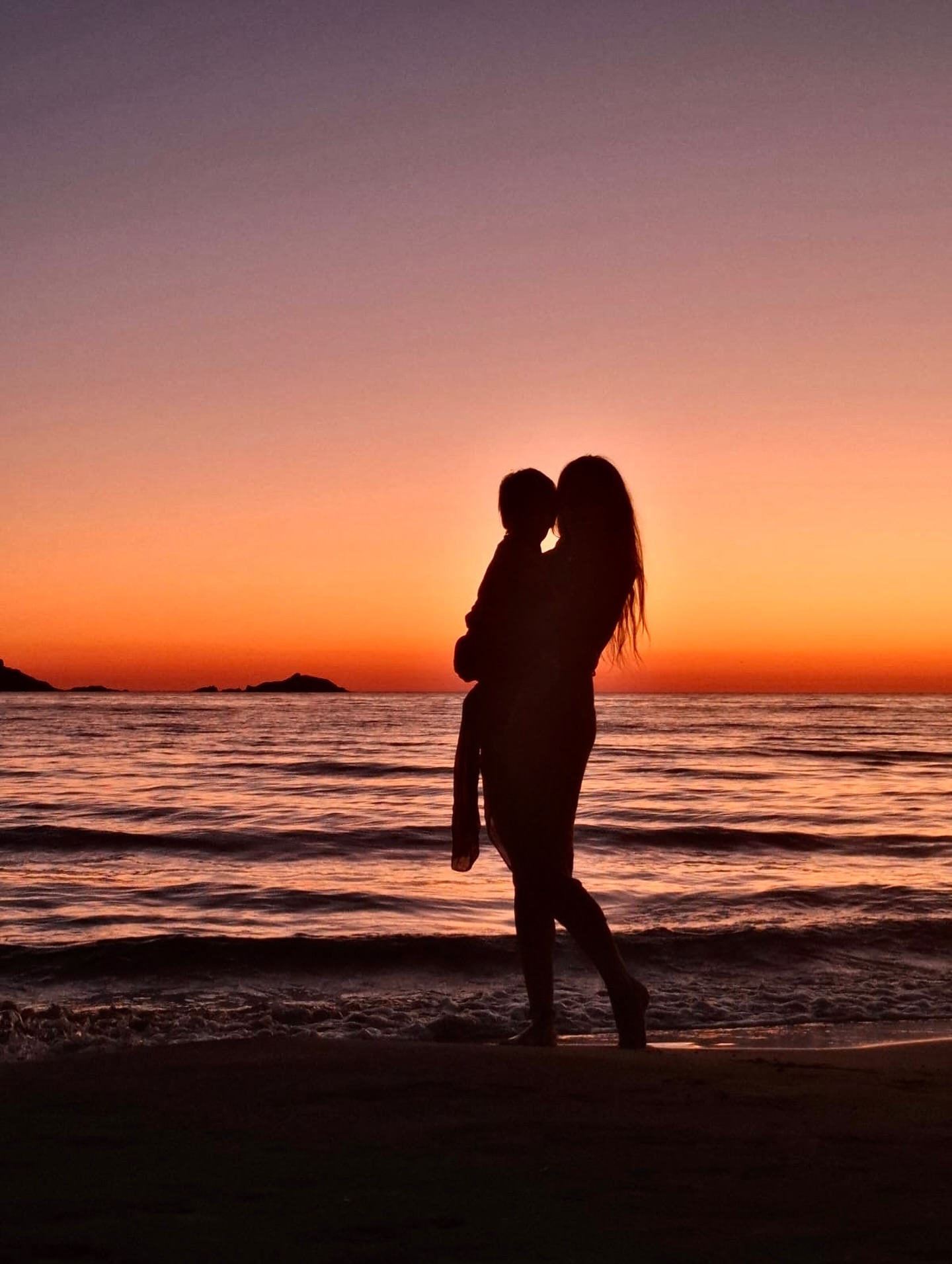 ✨🌑Neu Mond - Zeit der der Schatten 🌑 ✨
Der Neumond bringt Stille und Dunkelheit – und mit ihr die Möglichkeit, nach innen zu schauen. Es ist die Phase, in der wir Samen setzen, aber auch den Mut finden dürfen, unsere Schatten zu betrachten.
Unsere Schatten sind nicht unser Feind – sie sind verdrängte Anteile, die gesehen und integriert werden wollen. Gerade jetzt lädt uns die Dunkelheit ein, liebevoll hinzuschauen.
🔮 Reflexionsfragen für dich:
Welche Gefühle oder Verhaltensweisen versuche ich oft zu unterdrücken?
Wo wiederholen sich in meinem Leben Muster, die ich eigentlich loslassen möchte?
Welche Teile von mir habe ich lange verurteilt – und was brauchen sie jetzt von mir?
Was darf ich im Schutz der Dunkelheit loslassen, um im kommenden Zyklus neu zu erblühen?
🌑 Nimm dir Zeit, schreibe deine Gedanken auf, atme tief und erinnere dich: Heilung beginnt, wenn wir uns selbst vollständig annehmen – Licht und Schatten ☯️
#neumond #shadowwork #Transformation #reflexion #septemberneumond #neubeginn