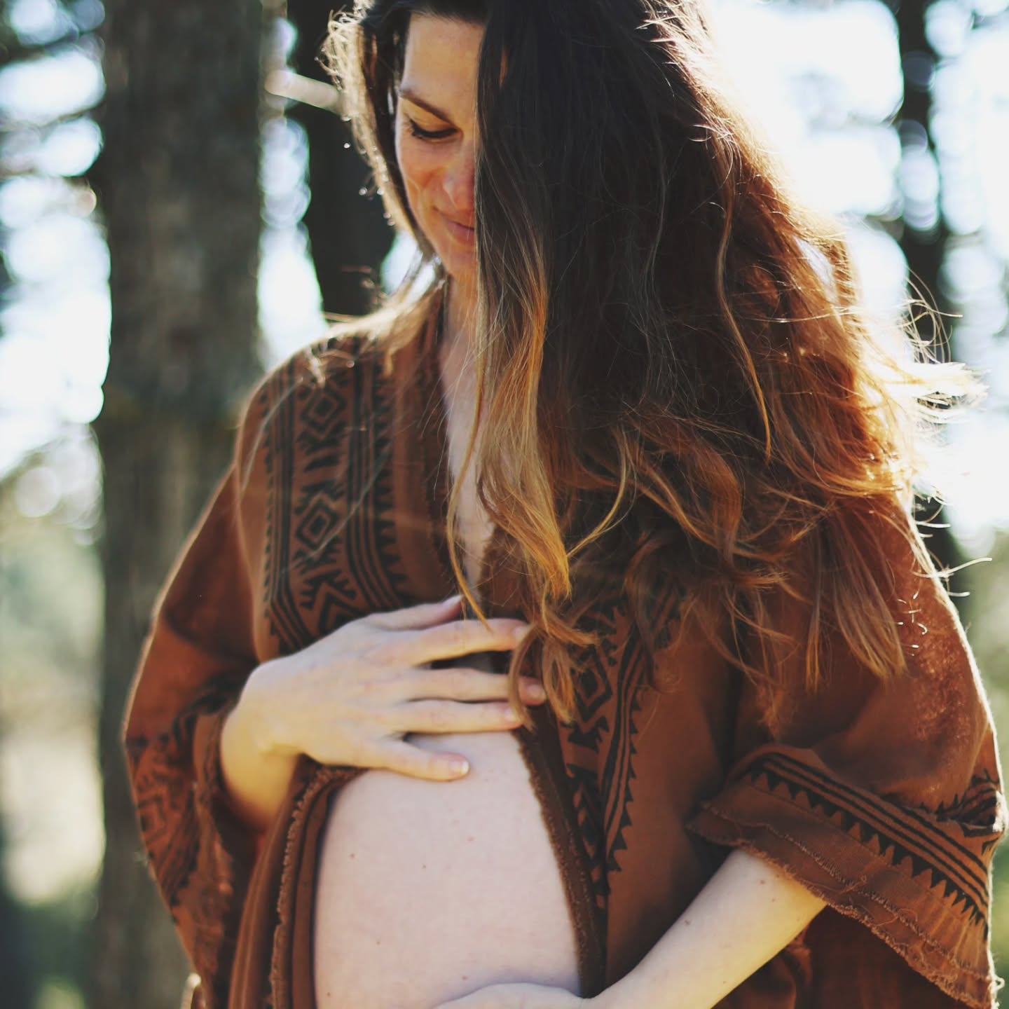 En dan zijn we ineens 5 maanden verder.
5 maanden geleden werd je geboren, onder een volle maan in het teken van Schorpioen.
Ik had de wens om thuis in bad te bevallen. In onze eigen cocon, zonder mensen in witte kostuums en niet onder TL verlichting. Een geboortereis die ik als een ceremonie wilde ervaren. En wat een ceremonie werd het...
De achterkamer hadden we knus ingericht met kaarsjes, planten, muziek en het prachtige, uitstekende blauwe bevalbad, om jou, mooi meisje een zachte landing te geven hier op aarde.
Hoe zacht het is geweest voor jou weet ik niet precies want potverdikkie wat was het hard werken voor mij om je eruit te krijgen. Je was een gezonde baby die iets groter was dan verwacht, maar hey, dat maakte je ook meteen sterk en aanwezig.
Met je ogen wijd open en je hoofdje meteen opgetild keek je mij in de ogen aan. Je was er. Je bent er.
Iedereen die je ziet zegt 'wat kijkt ze al wijs' en ja het klopt, we weten dan ook dat je een hele oude wijze ziel bent. Zo gek om je dan ook weer alles opnieuw te zien ontdekken.
5 maanden verder en je draait inmiddels op je buik, begint te schaterlachen, kan spulletjes vasthouden, kan heerlijk wegdromen, praat met de plantjes en je hebt voor de eerste keer gevlogen om samen met mij in Italië te zijn. Heerlijk sjansen met alle mensen die betoverd raakten bij je vriendelijke lach.
Wat een avontuur.
5 maanden ben ik nu fysiek je moeder en we, je vader en ik, kunnen je niet meer wegdenken uit ons leven. Je leert me te vertragen, te verzachten en geduldig te zijn. Want ik kan nog zoveel willen, jij staat op plek één.
De moeder leeuwin in mij is ontwaakt.
Wij vinden niets belangrijker dan jou zacht laten landen hier op aarde en je te geven wat je nodig hebt om je op de meest natuurlijke manier te ontwikkelen.
Hoe graag ik je ook voor alles wil beschermen, weet ook ik dat jij als ziel je pad gekozen hebt. Net zo zeer je ons als ouders gekozen hebt.
Lieve Maya Rose, vrolijk en veerkrachtig meisje. Wat doe je het goed.
Mama's trots ❤️