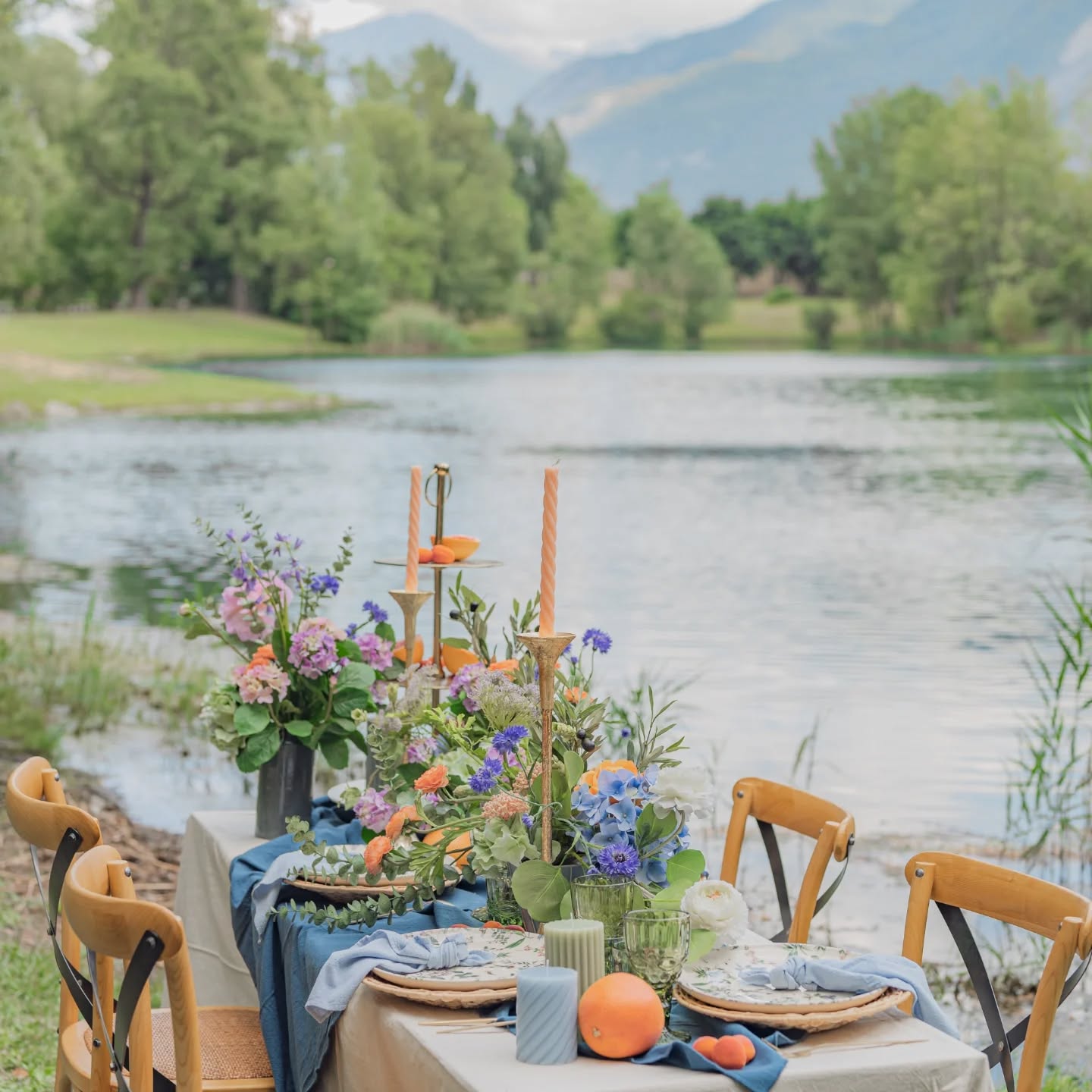 ✨ Quand la créativité rencontre la nature… ✨
Ces images ne sont pas seulement de belles photos, elles sont le reflet d’un travail collectif, d’une rencontre entre passionnés qui partagent les mêmes valeurs : authenticité, respect de l’environnement et amour du détail.
Au bord de l’eau, nous avons imaginé une table vivante, joyeuse et colorée 🌿🍊💐. Chaque élément raconte une histoire : les fleurs, les fruits, les textures, les couleurs… tout a été pensé pour créer une ambiance unique, pleine de poésie et de sens.
Derrière ce projet, une équipe de prestataires engagés, qui croient en la beauté des instants simples et en la puissance de l’humain derrière chaque mariage. 🤍
Et vous, dites-moi… quelle est la petite attention qui, selon vous, fait toute la différence lors d’un joli jour ? ✨
-------
@jessica_buchot
@peggy.n_artiste_florale
@lamalleodecos
@christelleotero
@majolieboutique73
@aurore.jacquelin
@muah.ludivine.niobe
#shootinginspiration #weddingdesingner #weddingplanner #lamalleodecos #mariagealpes #decofineart #teamwedding #weddingdétails
