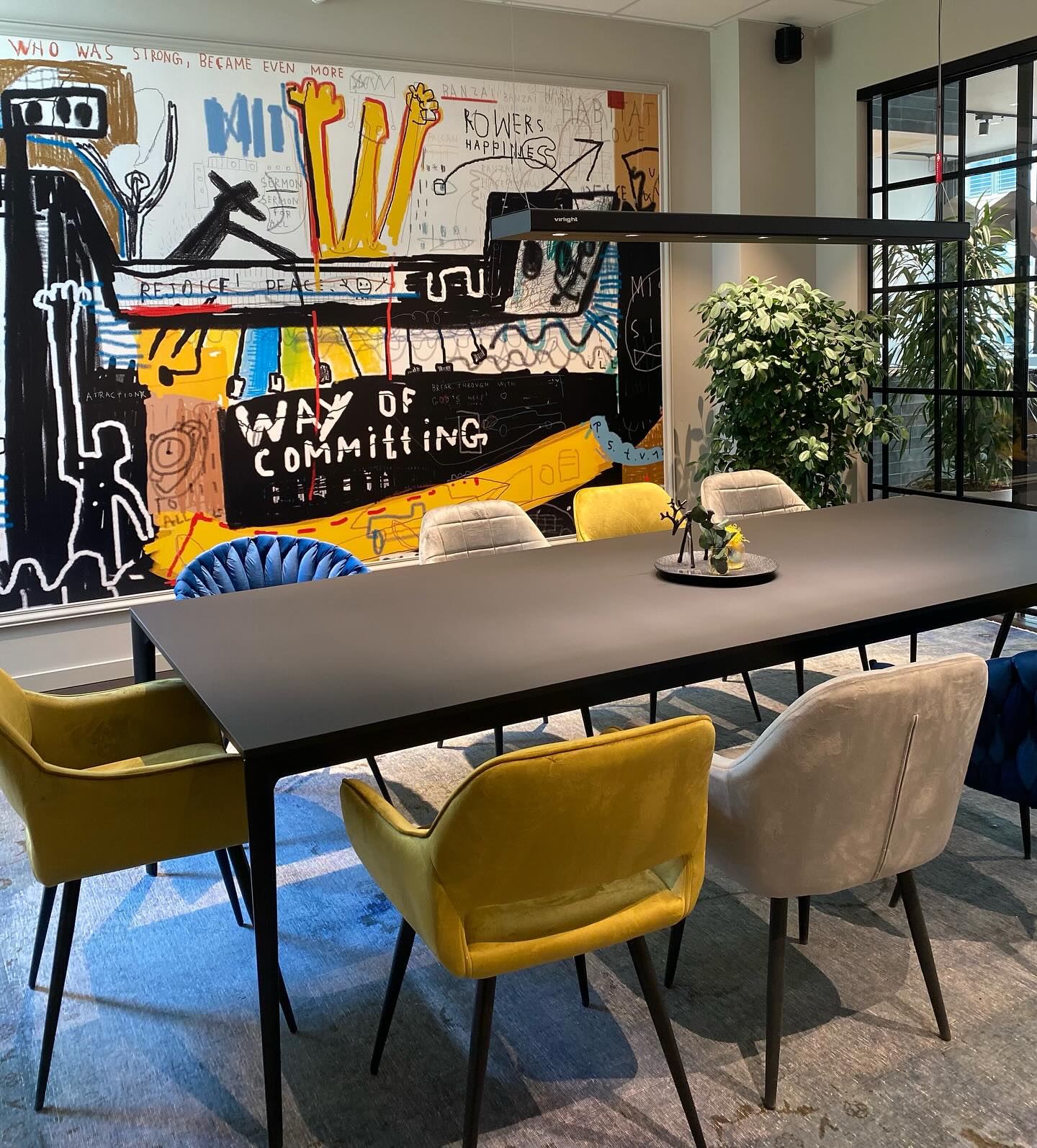 Meeting mal anders
Wenn Kreativität auf Style trifft: Dieser Besprechungsraum mit auffälliger Tapete bringt Farbe, Ideen und gute Vibes an den Tisch.
💡 Hier sprudeln Ideen, werden Pläne geschmiedet und neue Perspektiven geschaffen.
#OfficeVibes #MeetingRoomGoals #InteriorInspo #WorkLove #CreativeSpace #ModernOffice #WorkspaceInspo #DesignLovers #InteriorDesign #OfficeGoals #MeetingInStyle #WorkspaceDecor #CreativeWorkspace #OfficeInspiration #DesignGoals #WorkSmart #StylishOffice #Tapetenliebe #WallArt #InteriorTrend