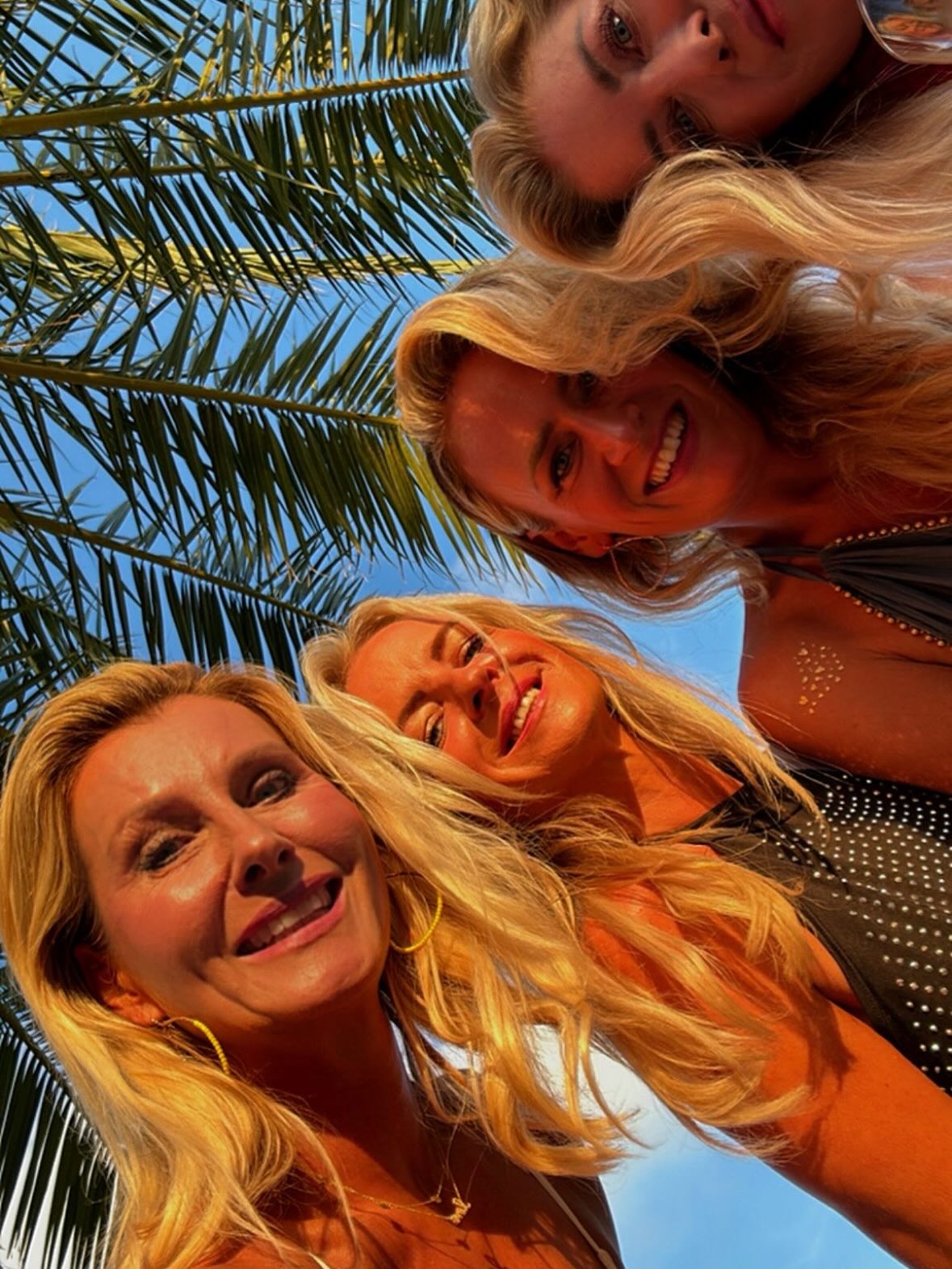 Vriendschap + zonsondergangen + een vleugje fiesta = ons perfecte Ibiza-recept. 🌅🍹💕
Vijf dagen, honderd lachbuien en duizend mooie momenten. Gracias Ibiza! 🌸🌞❤️