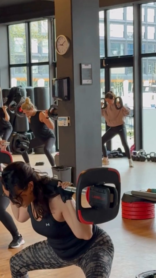 Wist je dat we alle disciplines onder één dak hebben? Van yoga tot hyrox, spinning, boksen, kracht en mobility, allemaal inbegrepen. Alle lessen in de video vind je in de Aerobicszaal: Zumba, HYROX, BBB, XCORE, Total Body Workout, Bodypump en meer..!
👉 Probeer deze week eens iets nieuws!
#lifeandkicking #sportschoolamsterdam #hyrox #spinning #boksenamsterdam #sportschoolijburg