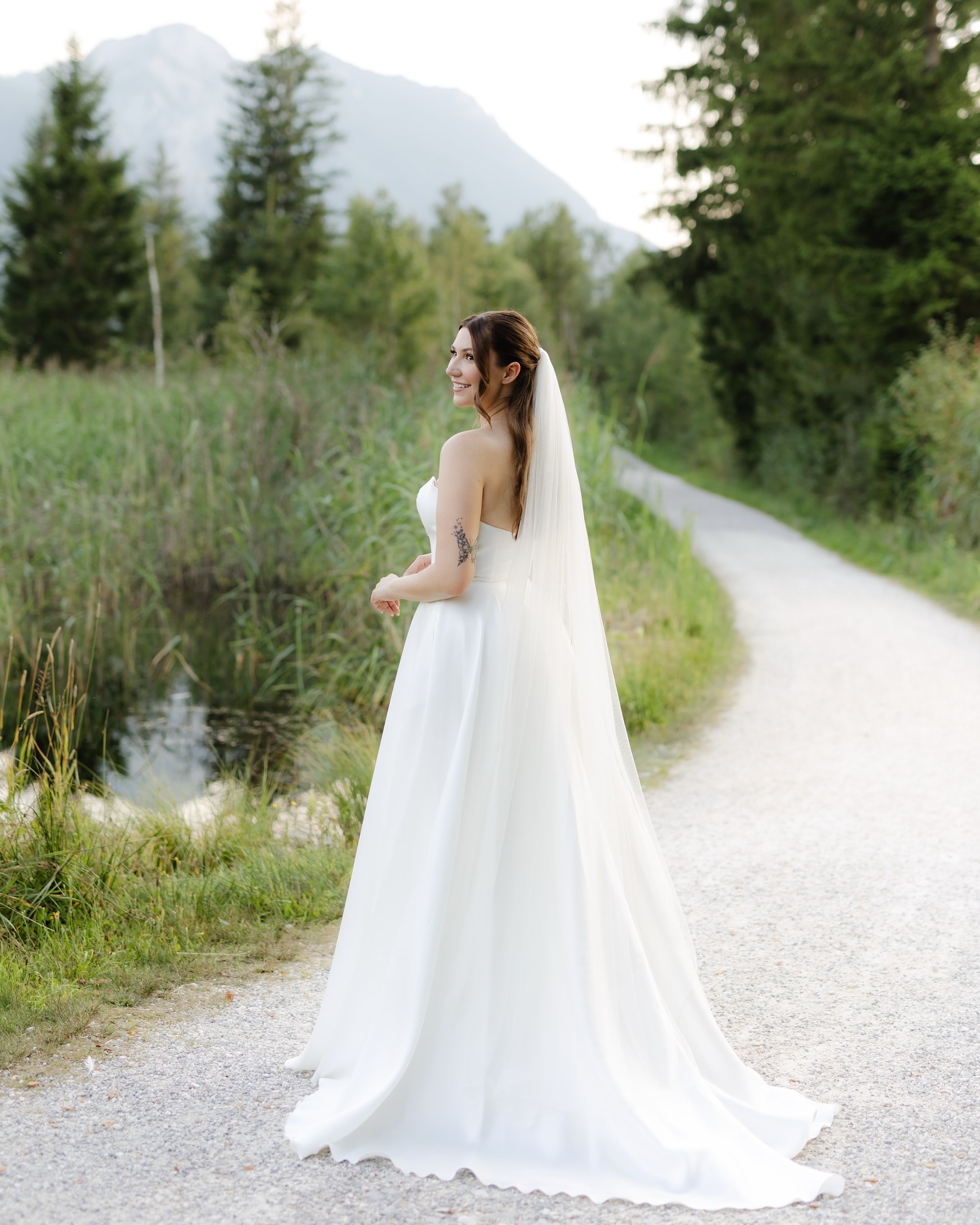 Bridal Style for @brautmoden_engelstraum 🤍
#hochzeitsfotografie #hochzeitsfotograf #hochzeit2026 #tegernseehochzeit #hochzeittegernsee #österreichhochzeit #hochzeitösterreich #melinawaliczekfotografie