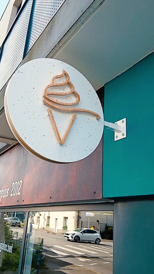 🍦✨️ @glacerie_horma a choisi les paillettes. Les paillettes de plastique recyclé breton pour leur enseigne évidemment.
♻️ 🪵 Born from plastic recyclé breton de chez @atelier.rehab et bois 👌
🍨 Les Glaces de chez @glacerie_horma
, ça arrive très très vite.