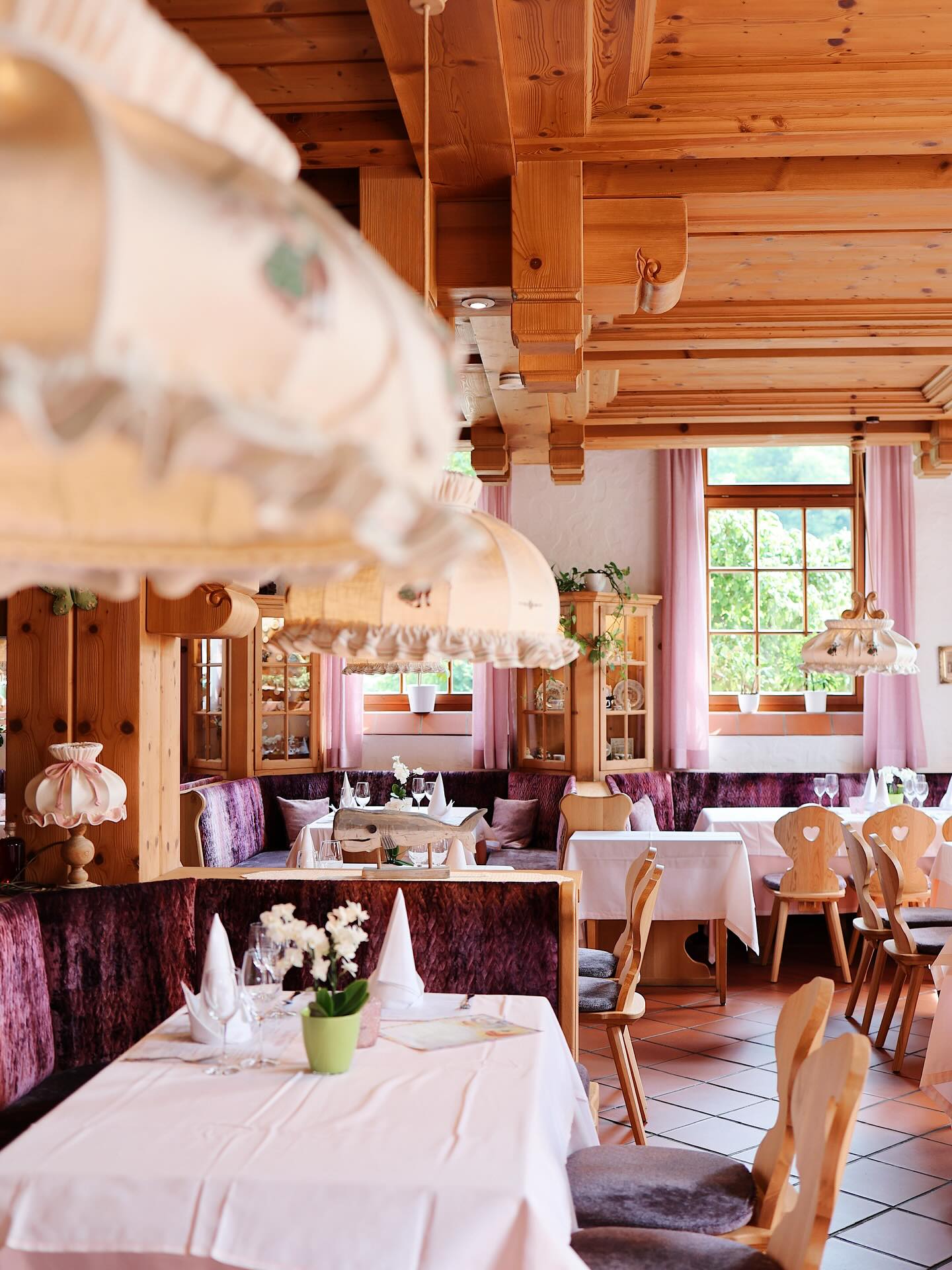 🌲 Tief im Herzen des Schwarzwalds 🌲
Wo jahrhundertealte Traditionen noch lebendig sind und jeder Holzbalken eine Geschichte erzählt. Unsere authentische Schwarzwälder Gaststube vereint das Beste aus regionaler Handwerkskunst mit der warmen Herzlichkeit, für die der Schwarzwald berühmt ist.
🐟 Frischer Fisch aus eigener Zucht - direkt aus unseren Teichen
🪵 Massive Tannenbalken aus heimischen Wäldern
💜 Traditionelle Schwarzwälder Gemütlichkeit
🕯️ Handgeschnitzte Details nach alter Zunftkunst
🌿 Atmosphäre wie bei Großmutter früher
🏔️ Echtes Schwarzwald-Feeling zum Anfassen
Hier, zwischen knarzenden Holzdielen und dem Duft von Tannenholz, schmecken unsere Fischspezialitäten noch wie damals - frisch aus den eigenen Teichen, zubereitet nach überlieferten Schwarzwälder Rezepten. Jede Ecke atmet die Seele des Schwarzwalds, von den geschwungenen Lampenschirmen bis zu den liebevoll verzierten Stühlen.
Ein Stück ursprünglicher Schwarzwald mit dem Besten aus eigener Fischzucht. 🐟
#Schwarzwald #BlackForest #Fischrestaurant #EigeneZucht #Tradition #Handwerk #Authentisch #Schwarzwaldgefühl #Gaststube #FrischerFisch #Regional #Ursprünglich #Schwarzwaldtradition #VomTeichaufdenTeller