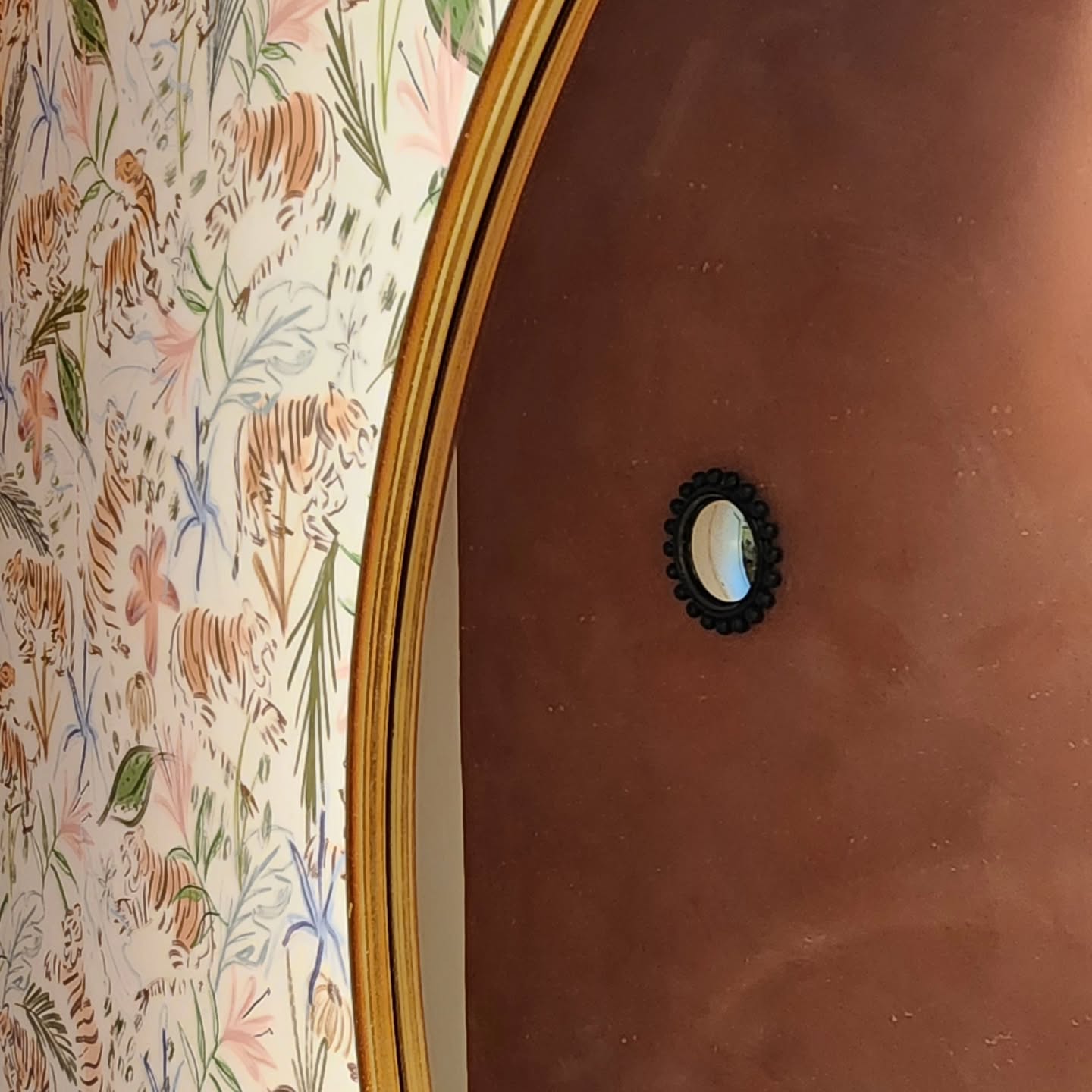 🤎 Dramatic Hallway 🐅
#limewash #wallpaper #portolapaints #pepperhome