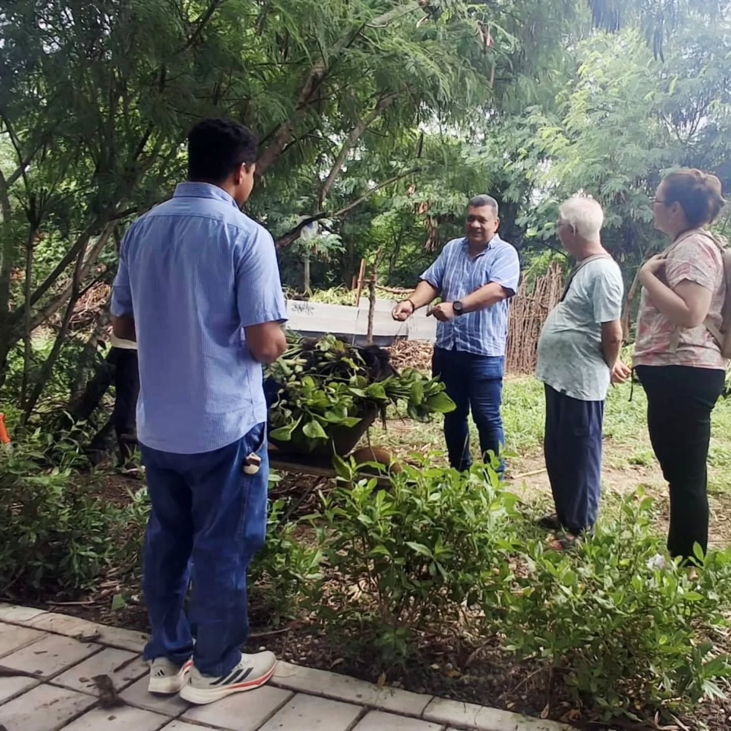 Professors Alvin Henao and Katherine Palacio, from @ingindustrial.uninorte visited Barranquilla’s Ecoparque del Suroccidente.
There, they met with Father Cirilo Swinne leader of the Ecoparque project from @rcamilos.bq , to explore how local resources can help generate energy, restore the environment, and boost community initiatives.
This visit reflects the collaboration between @uninorteco and @storymodelers, our research lab that connects engineering, sustainability, and social impact 🌍.
#EngineeringWithPurpose #Sustainability #CommunityImpact #Uninorte
#Storymodelers