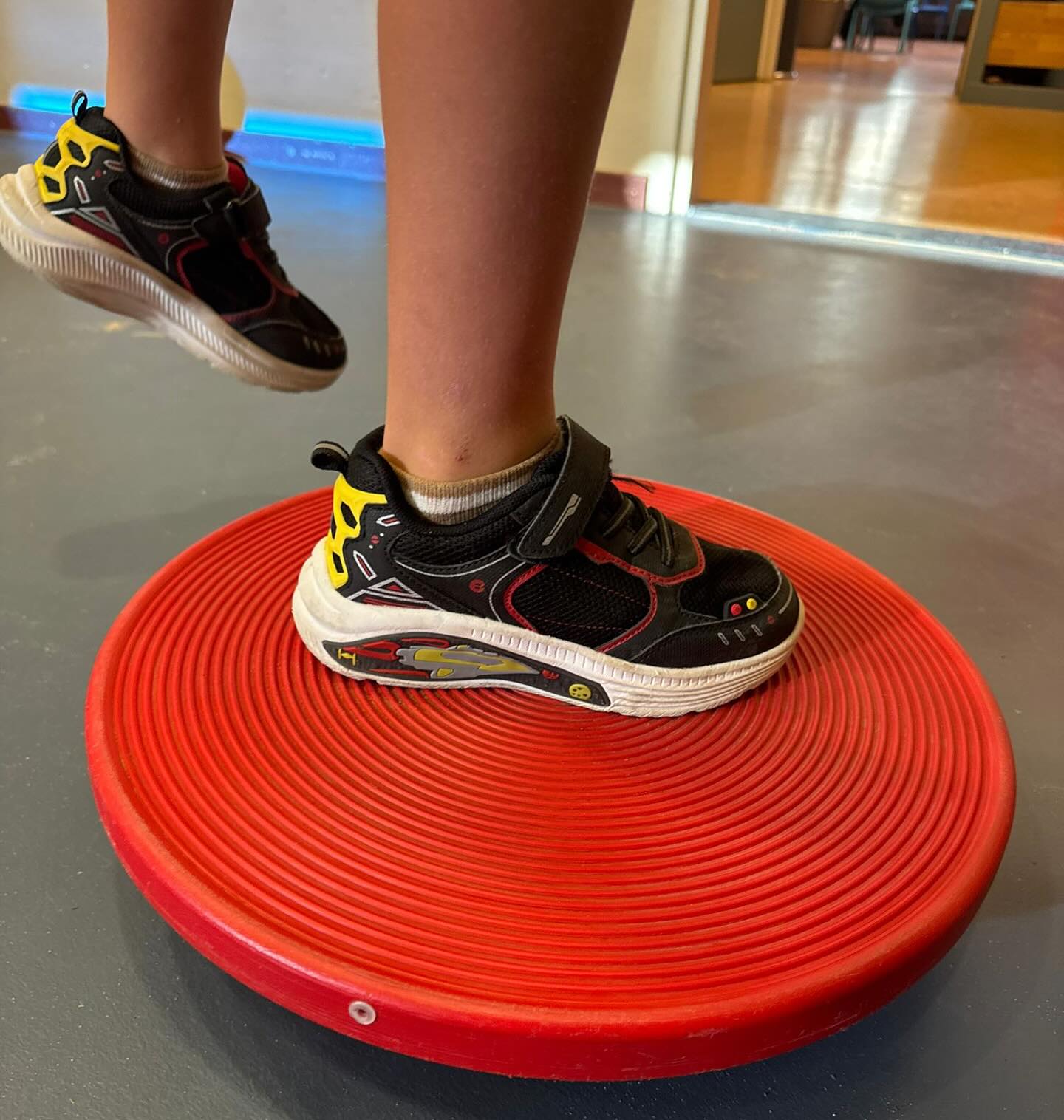 Wij krijgen vaak vragen over de juiste stand van de voeten. Veel (jonge) kinderen staan met de voeten naar binnen gekanteld of laten van één of meerdere voeten de tenen naar binnen wijzen.
Een afwijkend looppatroon hoeft niet altijd reden te zijn om actie te ondernemen. Bepaalde verschijnselen zijn normaal en naarmate de leeftijd vordert, verdwijnen deze vanzelf. Meestal wanneer een kind tussen de 6 tot 8 jaar is, ontstaat er een normale stand van de voeten en benen. De benen horen recht te staan en de voeten horen een normale voetboog te hebben.
Heeft u het gevoel dat de benen of voeten van uw kind zich niet ontwikkelen zoals zou moeten? Dan kan het verstandig zijn om een afspraak te maken ter controle. 👍
#kinderoefentherapie #kinderfysiotherapie #oefentherapie #fysiotherapie #ontwikkeling #motorischeontwikkeling #baby #peuter #basisschoolkind #voetboog # voeten #benen #knieën