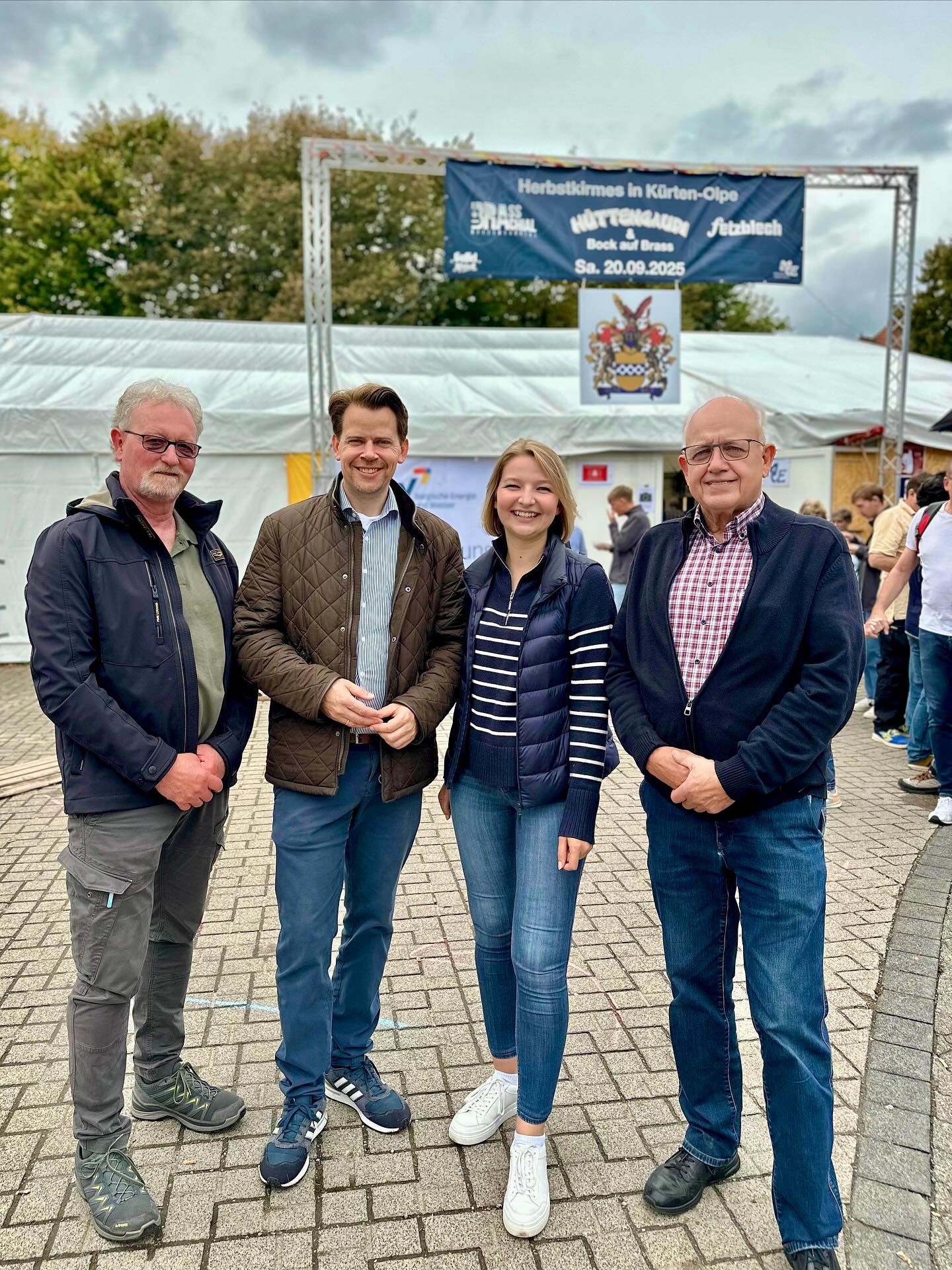 Das ist gelebte Dorfgemeinschaft! 👏🌳🏘️
Vier Tage lang findet im idyllischen Olpe, in Kürten, die Herbstkirmes statt. Zum Frühschoppen und Mitsingen war ich heute mit der @cdukuerten vor Ort. Ein wirklich schöner Sonntagmittag mit tollen Gelegenheiten zum Austausch! ☀️💬
#kürten #olpe #heimat #rheinischbergischerkreis #bergischesland