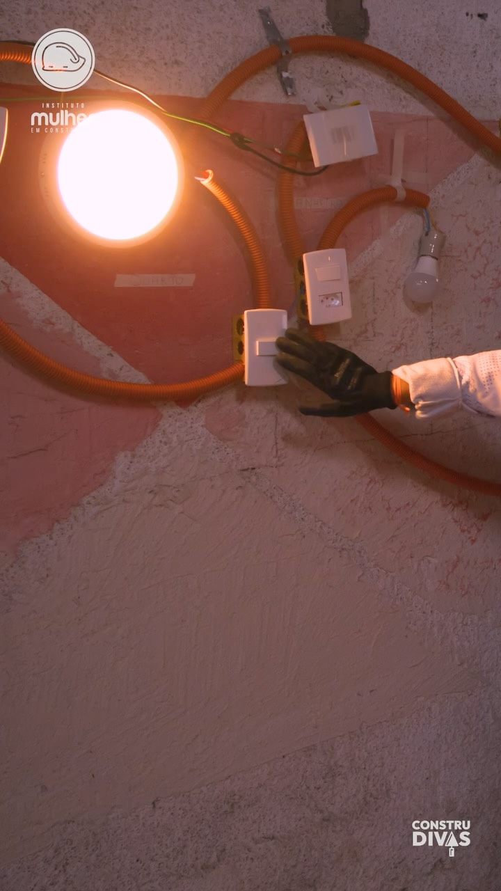 Essas são histórias reais de mulheres que participaram do ConstruDivas, iniciativa do Instituto Cury em parceria com o IMEC (Instituto Mulher em Construção), que capacita mulheres para atuarem no setor da construção civil.
O Construdivas vai além da formação técnica:
🔨 Oferece módulos em elétrica, hidráulica, checklist de obra e assentamento de piso.
🔨 Prepara o ambiente da obra, promovendo adaptação e conscientização para recebê-las com respeito e inclusão.
🔨 Acompanha por até um ano os resultados, como empregabilidade, autoestima e geração de renda.
Essa parceria mostra mais do que técnicas aprendidas: revela força, superação e esperança que surgem quando uma nova porta se abre.
Nosso sincero agradecimento para o @instituto.cury por acreditar em nosso trabalho e na competência destas mulheres que sabem onde querem chegar!