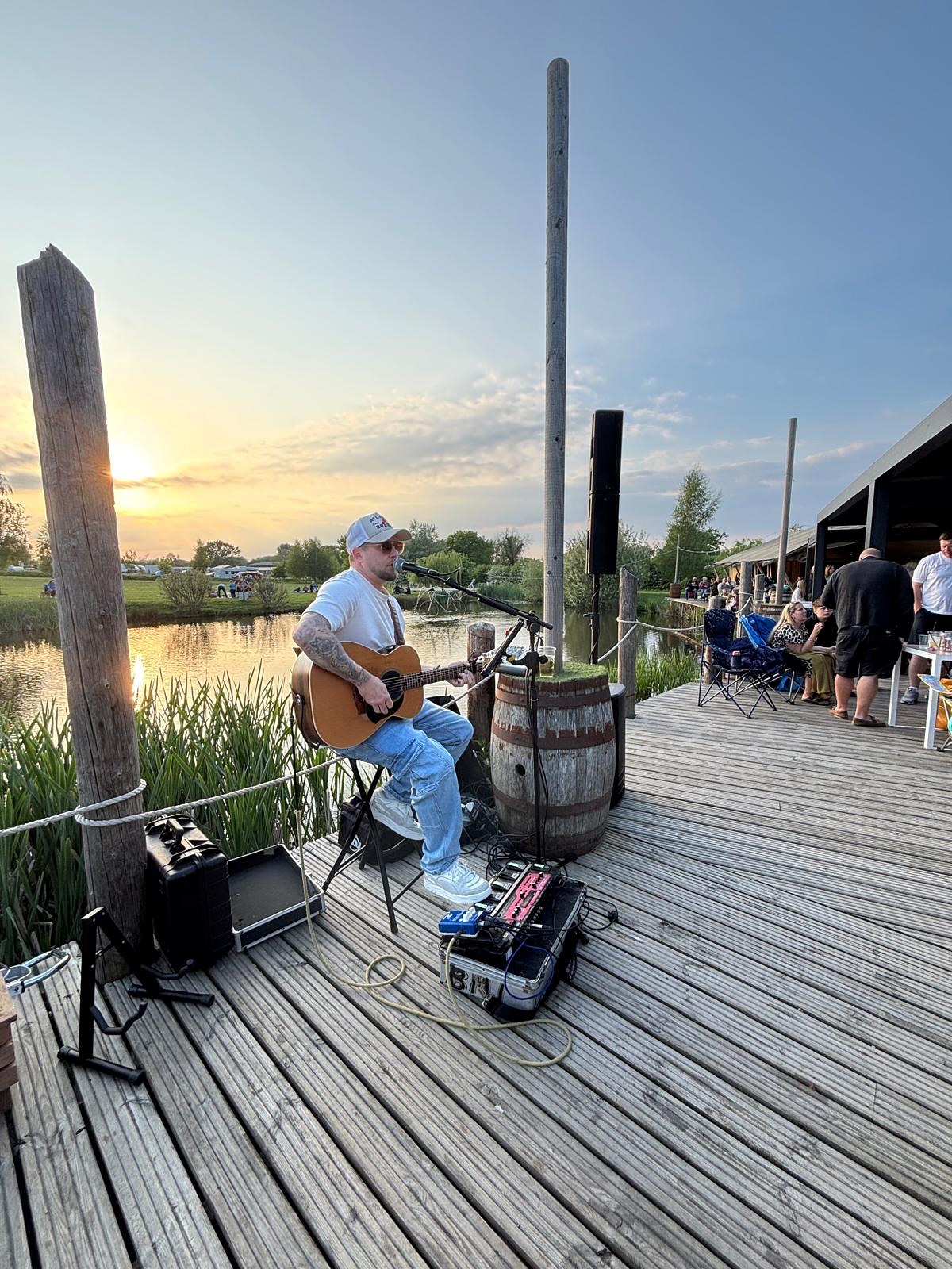 End-of-Summer Celebration on Friday 26th September!
Join us for an evening of live music, delicious food, and great company as we say goodbye to summer in style!
🌟 Live Performance: Bill Downs – from 7pm
🍔 Food from The Grill: 5–8pm
🍰 Hot Puddings for Dessert 6pm onwards
🍹 Fully Licensed Bar
🌤️ Indoor & outdoor seating available
👨👩👧👦 Open to all – families, friends & even four-legged companions are welcome! 🐾