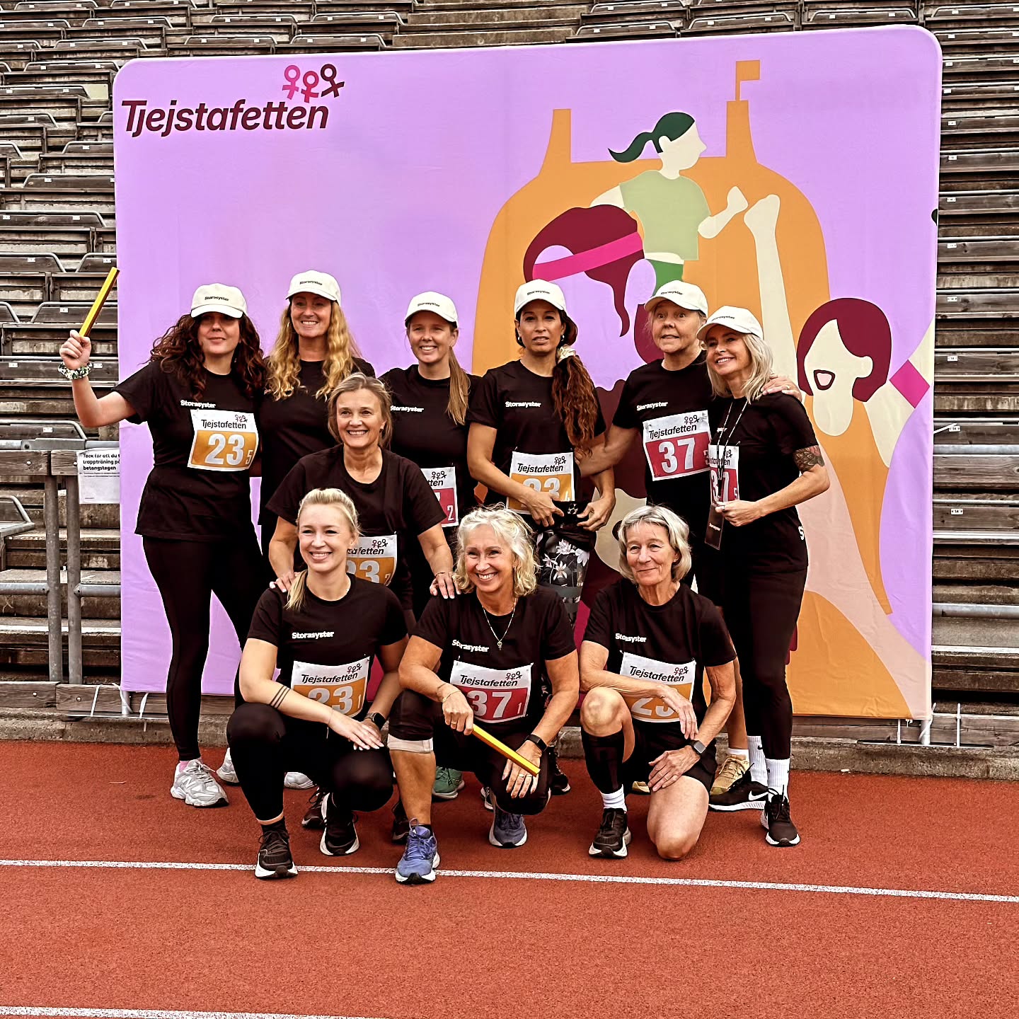 Igår spenderades stora delar av dagen inne på Stadion där @tjejstafetten gick av stapeln - Sveriges första kvinnliga stafettlopp. @storasyster_org hade med två lag, där Pillan startade i det ena laget och Marie i det andra 🏃💚
Vid varje växling skänktes en summa till organisationer med kvinnor och flickor i fokus ♀️💪✨
Enligt Pillan så är det endast vid ett fåtal tillfällen det här med att springa är nödvändigt:
1) Du blir jagad av någon/något och det finns risk att mista livet
2) Din katt/hund har smitit vid olämpligt tillfälle
3) Du hör glassbilen
4) Du samlar in pengar till något som gör världen till en lite bättre plats
(Ni hör ju, hon är inte ett speciellt stort fan av jogging utan pysslar hellre med andra träningsformer...)
Tack för en fantastiskt rolig dag!