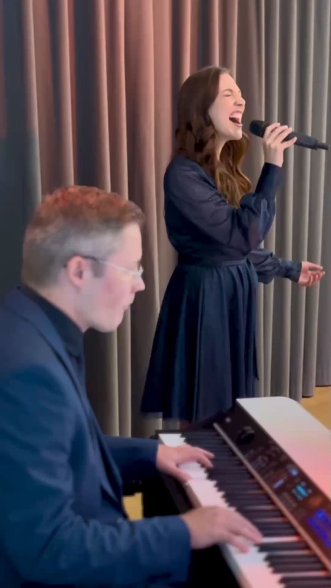 Songs of the Day vom 13.09. 🎶
An diesem Tag durften die Trauung eines sehr lieben Paares in der @eventlocation.q12 begleiten. Besonders schön fanden wir, dass die Trauung mit einer Willkommensfeier für die kleine Tochter des Brautpaares verbunden wurde. Gehalten wurde sie von der sympathischen @melanie.koeder ✨
✨ Einzug: Nothing Else Matters – Lucy Silvas
✨ Zwischenteil: Ja – Silbermond
✨ Für die Taufpaten: Fields of Gold – Sting
✨ Auszug: Unser Tag – Helene Fischer
Ich finde es immer spannend zu sehen, wie individuell eine Trauung allein durch die Auswahl der Songs wird – von emotional und gefühlvoll bis hin zu fröhlich und feierlich.
Wir wünschen dem Brautpaar mit ihrer Patchwork-Familie von Herzen alles Gute für die gemeinsame Zukunft. 🤍
#Hochzeit #Trauung #LiveMusik #Hochzeitssängerin #RebeccaSammet #Willkommensfest #SongsOfTheDay #MusikZurTrauung