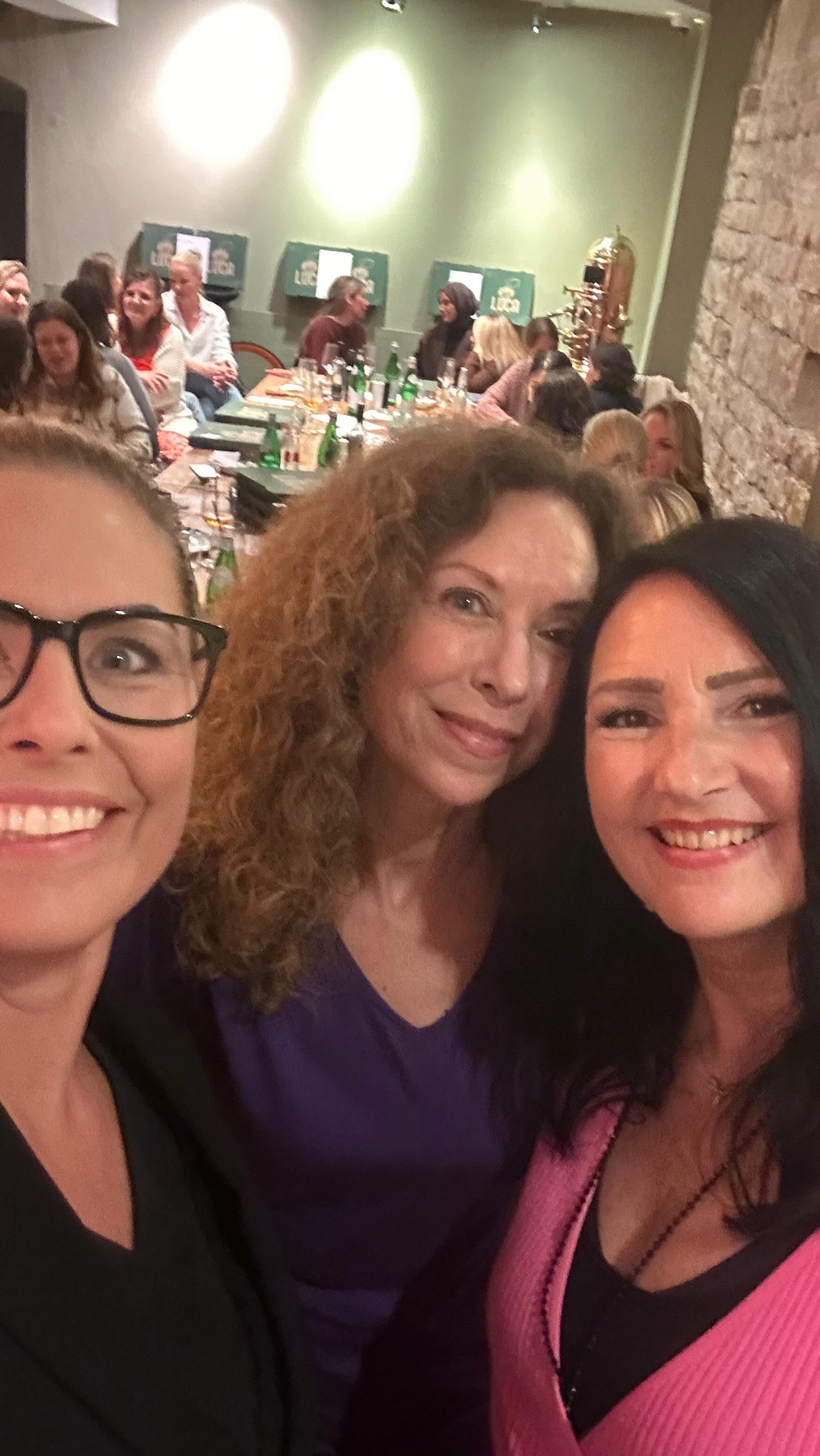 ✨ Mega Auftakt beim Frauennetzwerk Tübingen! ✨
So viele inspirierende Frauen, so viele spannende Lebensentwürfe 💫
👉 Sei beim nächsten Treffen dabei und werde Teil dieses starken Netzwerks!
📅 13.10.2025 9-12 Uhr
📍 Ludwigs, Tübingen
Wir freuen uns auf dich! 💕
#FrauennetzwerkTübingen #Netzwerken #Frauenpower #Community #StarkeFrauen #Inspiration #Austausch #Empowerment #Tübingen #FemaleLeadership #WomenSupportingWomen