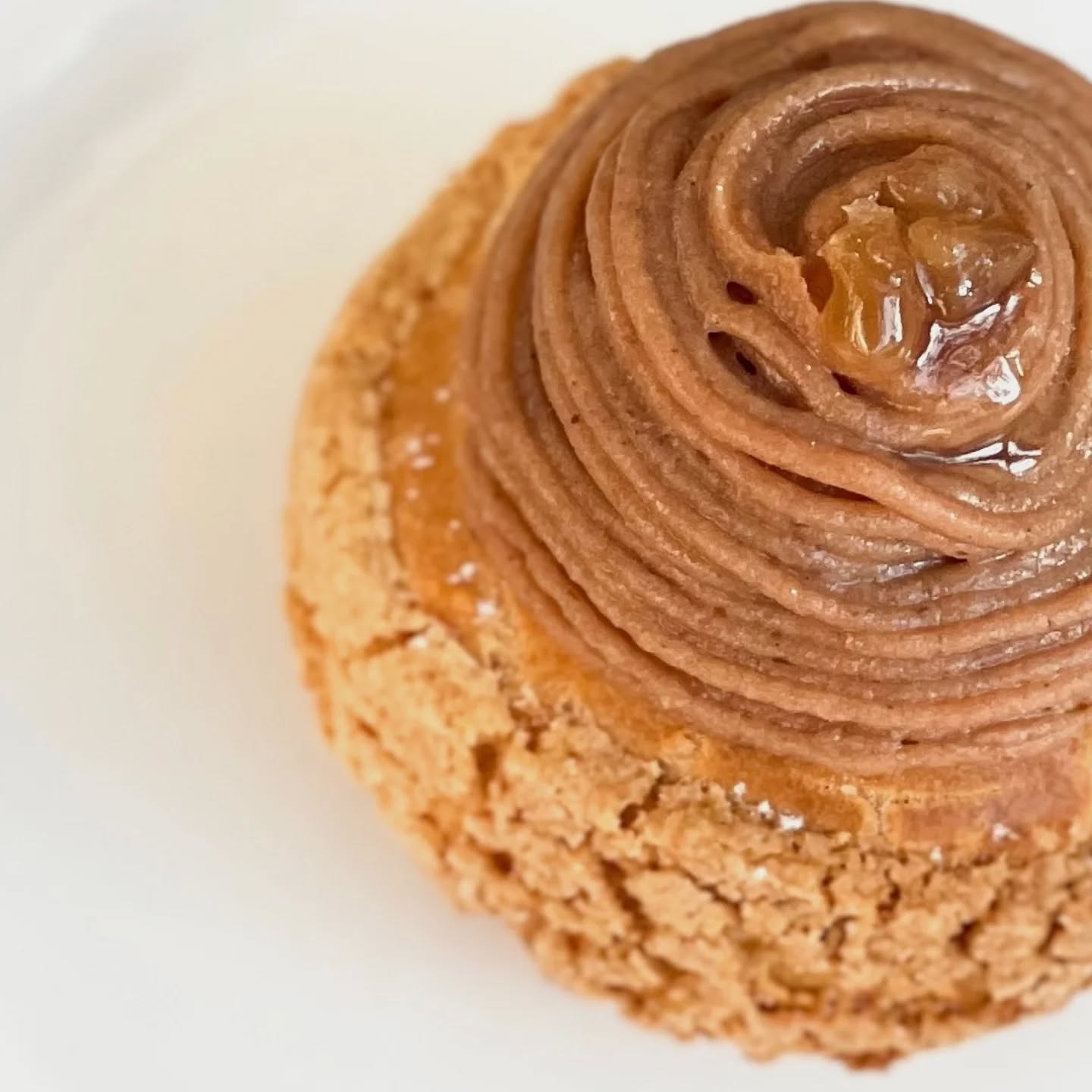 âš NouveautĂ©s chez Jonathan Le PĂątissier âš
Trois crĂ©ations gourmandes viennent dâarriver en boutique :
⹠Chou Mont Blanc : crÚme de marrons, brisures de marrons, crÚme vanillée
âą Chou du moment Petit Beurre : cĆur pralinĂ© croustillant, crĂšme petit beurre, pĂ©pites de chocolat et chantilly Ă la fĂšve tonka
âą Chouquette du moment : chantilly fleur dâoranger et crĂ©meux citron
Des associations réconfortantes et surprenantes, à découvrir dÚs maintenant au 14 avenue Maréchal Foch, Nice.
Photos by @k_rolight_food