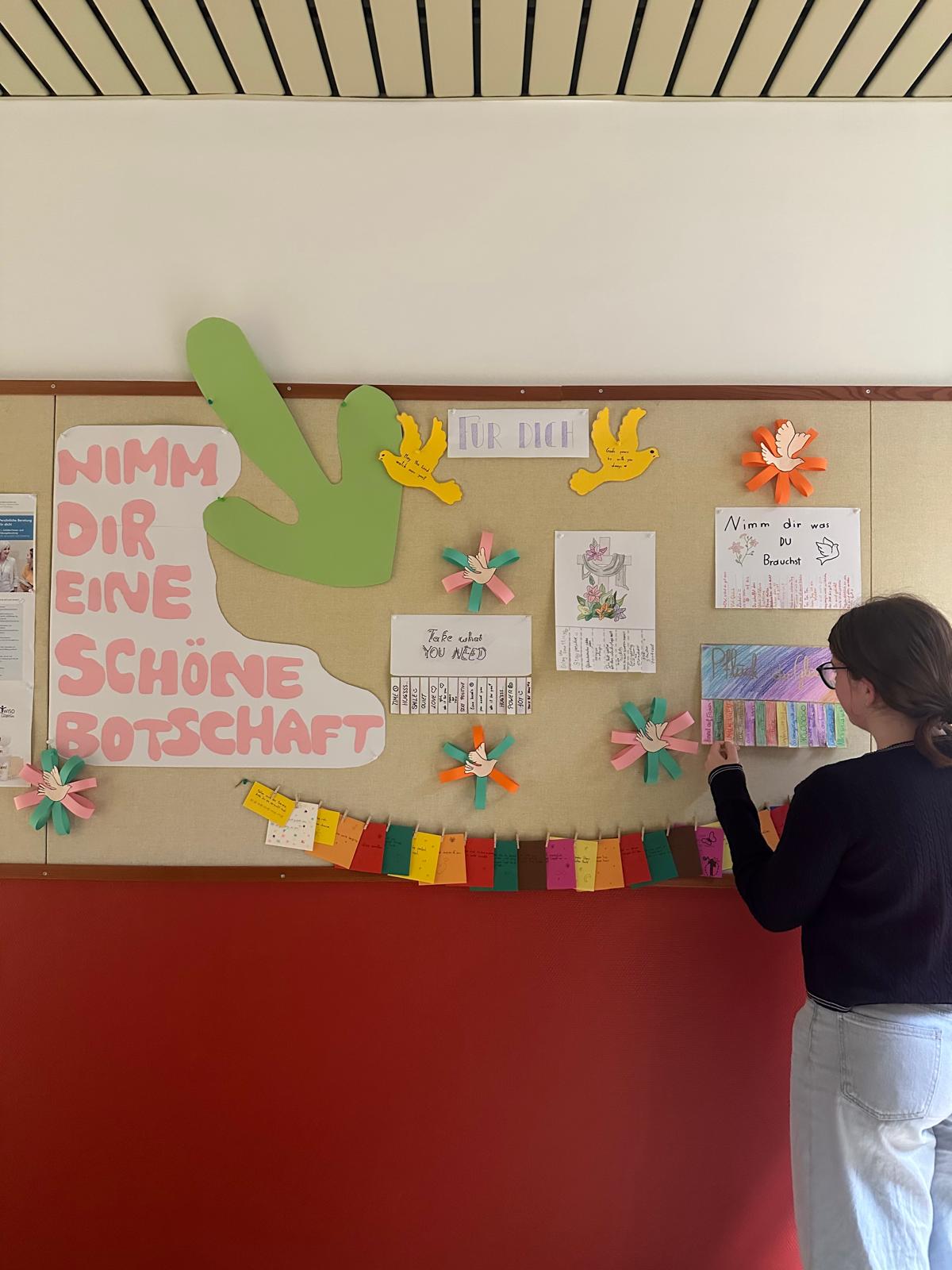 NIMM DIR EINE SCHÖNE BOTSCHAFT!🎀
Schenk dir einen kurzen Moment und hole dir eine kleine Botschaft und verschschönere dir den Tag. Die 2 FSB hat im Rahmen vom Religionsunterricht diese Wand gestalten dürfen und freut sich, wenn sie auch anderen damit eine Freude machen kann.
Greift zu!😉