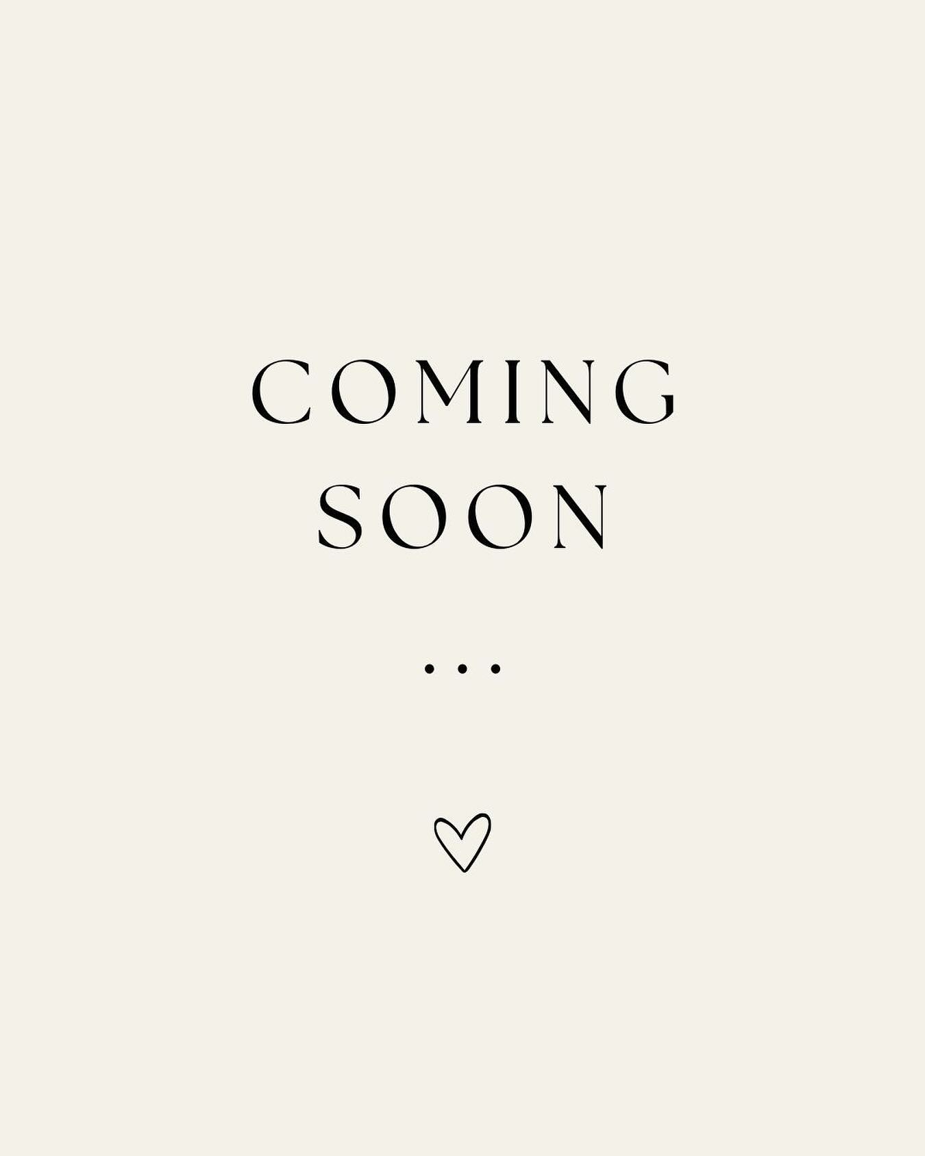 ✨ Hamarosan érkezik! ✨
Elindítjuk videósorozatunkat @lashstylist_anna_ -val, amelyben betekintést adunk a szempillaépítés rejtelmeibe.
Megmutatjuk:
👁 Hogyan tisztítsd helyesen a pilláidat,
🌟 Miért szuper az UV-technológia,
💫 Milyen ívek és stílusok közül választhatsz,
👩🔬 És még azt is, hogyan befolyásolják a hormonális változások a szempilláid tartósságát.
Ha érdekelnek a titkok, amik miatt mi ebben a legjobbak vagyunk, kövess minket, és ne maradj le az első részről! 💖 @melindapoznik