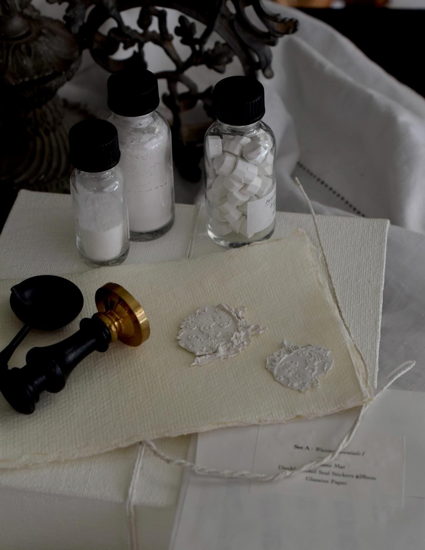 🍁
※満席になりました
岐阜県近郊にお住まいの方へ
café CACHE - CACHE( @cache_cache_love )にて
シーリングスタンプ・カリグラフィーの世界を
午前・午後の2部制にて皆さまにお届けいたします。
(第1部・第2部で内容が異なりますので、
2つの投稿ご覧ください)
アイリッシュハープの生演奏をお楽しみいただきながら、
特別な1日を体験してください
11月2日(日)
10:00〜12:30(2.5h)
第1部
【シーリングスタンプ & アレンジメントレッスン】
一般的な封蝋とは一見異なった、
石膏のような白くて粉っぽいワックスの作り方をお伝えします。
ニュアンスをつけた押し方のご提案のほか、
基本的なスタンプの押し方、アレンジの仕方などをお伝えします。
最後にはワックスを使ってギフトラッピングを仕上げて、
お持ち帰りいただけます。
参加費:8,600円
*cache−cacheの軽食とお飲み物付き
お持ち帰りいただけるもの:
・白麻箱入り/Galerie Française et JBAdeV 特製
・ダマスク柄のスタンプヘッドφ30mm(非売品)
(2枚目の画像の柄です)
・スタンプ用ハンドル
・ワックスウォーマー
・ティーキャンドル
・フッ素コートスプーン
・両面シール
・シリコンマット
・マドラー
・ワックスsample
・石膏風ワックス材料・道具
・ラッピングアイテム
他
A4サイズ程度のお手提げお持ちくださいませ
お申し込みは
@cache_cache_love DMにて
下記のことを添えてお申し込みをお願いいたします。
①お名前
②お電話
③ご希望のWS
*第1部
*第2部
*第1部➕第2部 とご記載ください
お申し込みはWS代金のお振込みをもちま完了となります。
ご予約くださった方に振り込み先をDMさせていただきますので、お手続きのほどよろしくお願いいたします
*第1部キャンセルの場合
キャンセル待ちくださる方や、ストーリーでWSの募集をさせていただき、他の方がWSにご参加くださる場合、お振込みいただきましたWS代をご返金させていただきます(振り込み手数料を引かせていただきます)
また、そのままキャンセルとなりました場合にはアイテム一式を着払いにてお送りいたします
///この日を共に創り上げてくれる方々///
▪️Lisaさん @lisanagaya_harp
花と音楽と香りを愛するアイリッシュハープ奏者。
今回の特別なひとときを香りでも演出してくださいます。
創香 @sonare_aromatique
▪️Hidekaさん(コモレビデザイン舎)
@comorebi.design
今回のワークショップを陰から温かくサポートしてくださる存在です。
▪️galeriefrançaise et jbadev
@galeriefrançaise_et_jbadev
今回の写真は、この特別な空間をお借りして撮影させていただきました。
フランスのアンティーク家具やJB AdeVの世界観に触れられる特別な場所です。
さらに、イベント特典としてお渡しする
・第1部:リネンボックス
・第2部:シーリングスタンプハンドル
も制作していただきました。