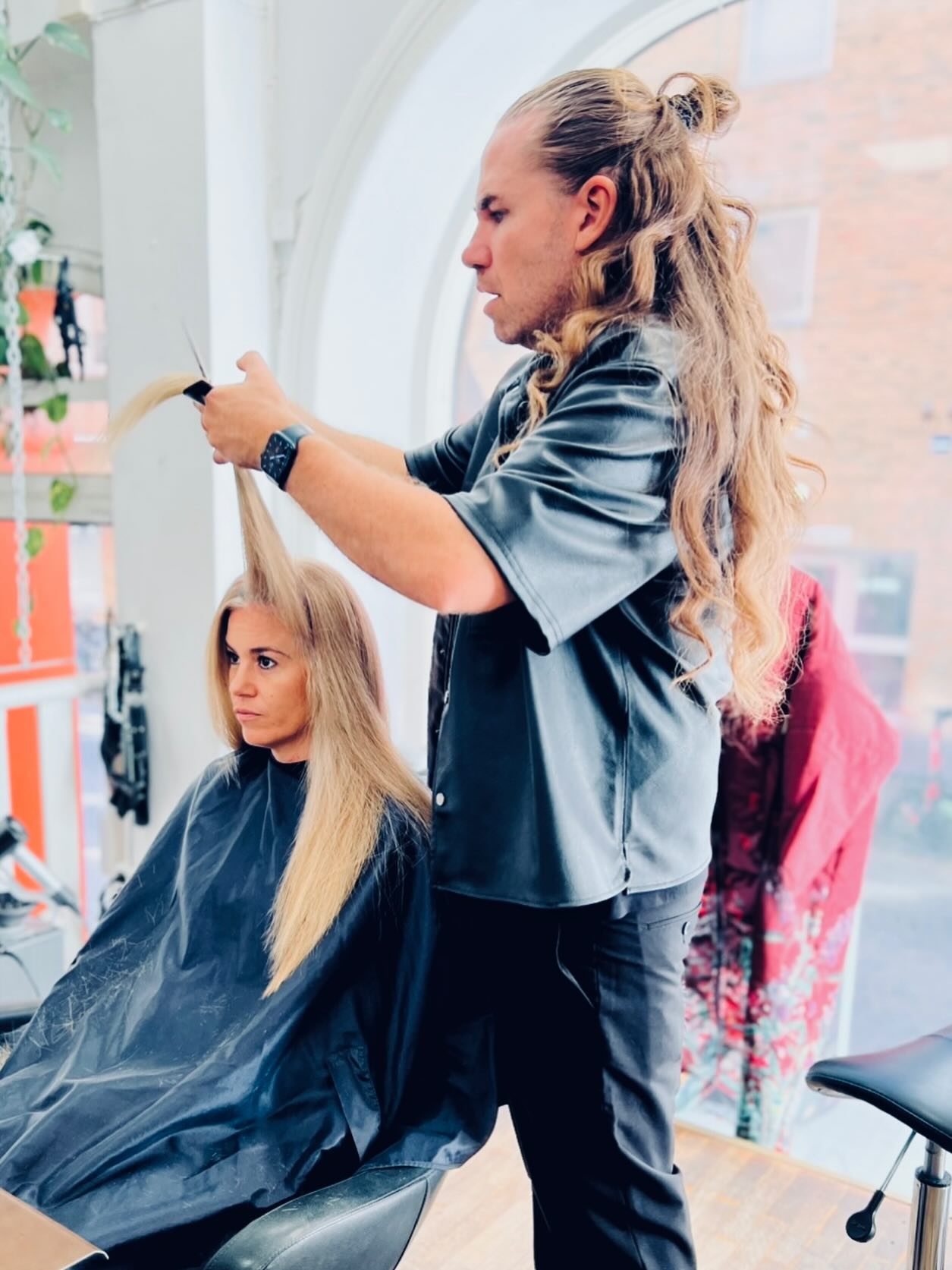 Ibland får även vi tid för varandra 🥰 Här hjälper Roland Tanya med en behövlig klippning och färgning. Mysigt att få bryta dagen med lite god personalvård 🥰🤩 #frisör #hair #hairdresser #engelbrektsgatan12 #malmöfrisör @jandy.1981 @hairbytanyaswe