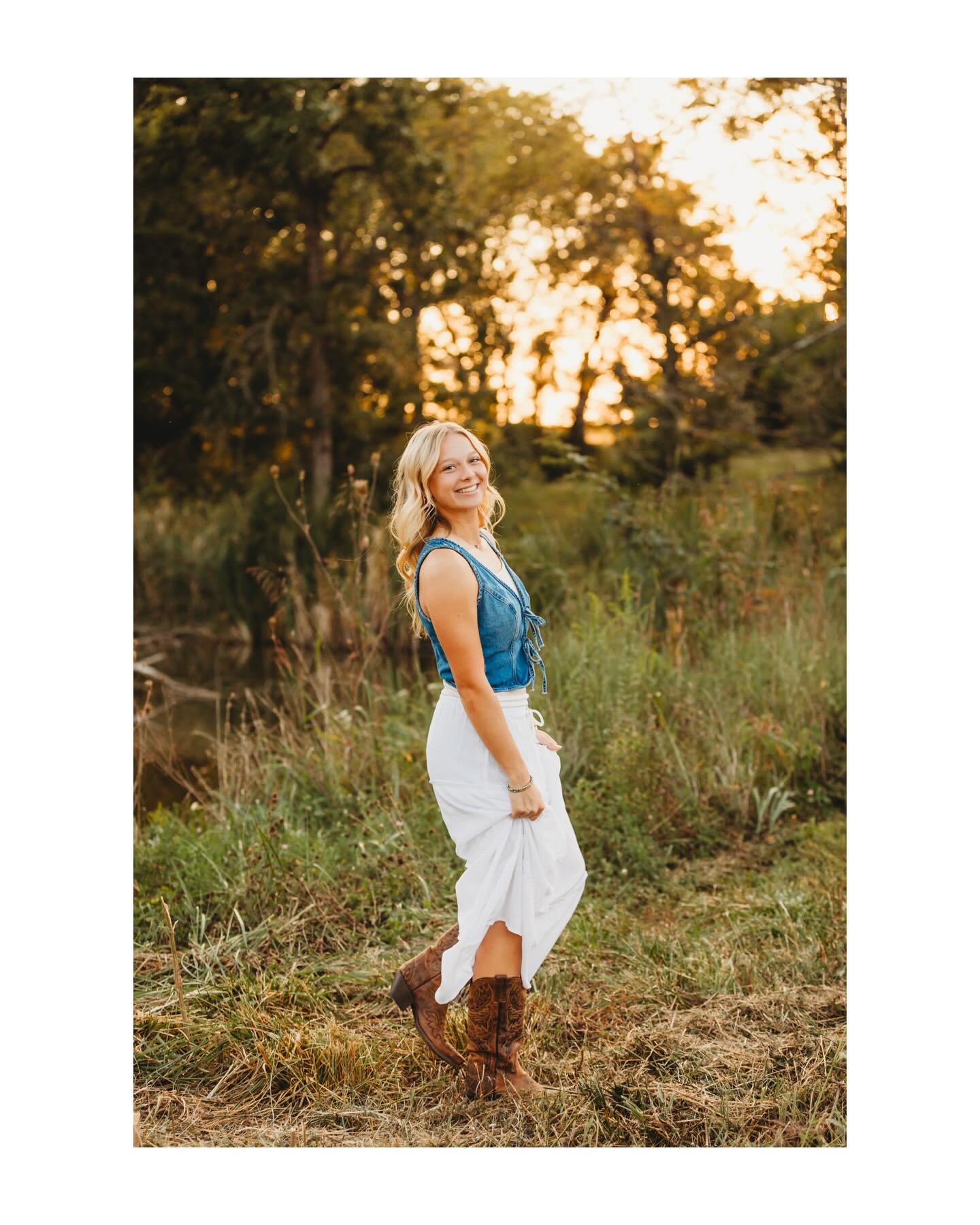 Soooo excited to send this cutie gallery home today 🤩💖✨
•
•
•
#kelseyquickphotography #kqp #lighttexturetones #senior #seniorphotography #seniorsession #kansascityphotographer #libertyphotographer #lawsonphotographer #portraitphotographer