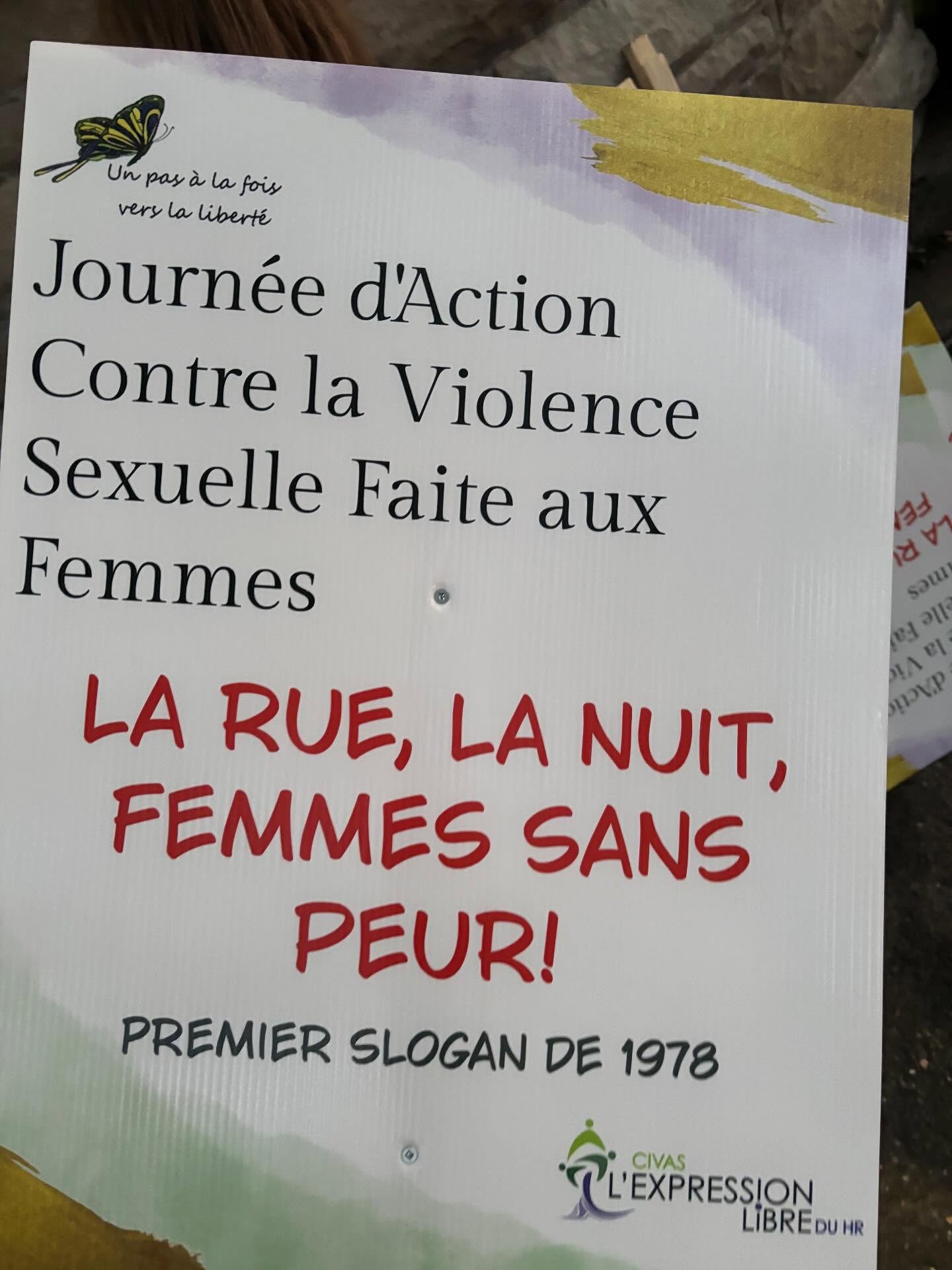 Marche de sensibilisation contre la violence sexuelle envers les femmes!
19 septembre 2025, à Saint-Jean-sur-Richelieu, nous avons marché ensemble afin de dénoncer la violence sexuelle et de soutenir toutes les femmes qui en sont victimes. Cette marche, organisée en collaboration avec le CIVAS, avait pour but de briser le silence, de sensibiliser la population et de rappeler que ces violences ne doivent jamais être tolérées.
La présence des jeunes a été particulièrement inspirante. Leur mobilisation envoie un message fort : les nouvelles générations refusent elles aussi de fermer les yeux et choisissent de s’engager pour bâtir un monde plus égalitaire et sécuritaire.
Notre slogan résonnait dans les rues :
« Refusons l’inacceptable » ✊🏼🩷
Un immense merci à toutes les personnes présentes pour leur solidarité, leur courage et leur voix.
Ensemble, faisons front contre la violence sexuelle. 🩷
