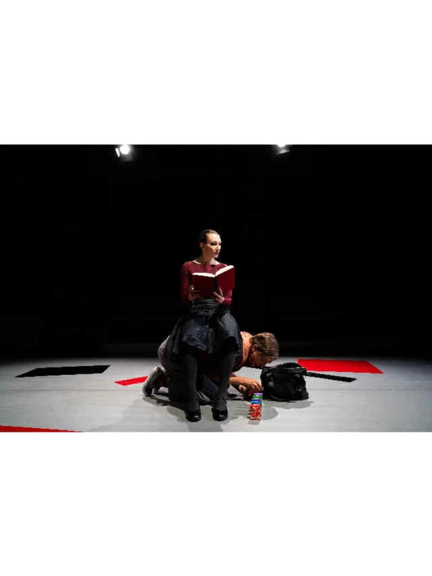 ✨ Premiär idag av Sanningsland! ✨ Kl 13 körde vi för skolpublik och kl 19 ikväll för allmänheten!
Detta samarbete med @motusdansteater har blivit verklighet tack vare stöd från @eukommissionen i Sverige. Extra tack till @teatergiljotin som huserar vår spelperiod i Stockholm och @teatermartinmutter där vi presenterar verket vår spelperiod i Örebro!
Nu kör vi!! 🥳
Se till att boka era biljetter, länkar i bio!
Eminent fotograf: @elivindes_ 📸