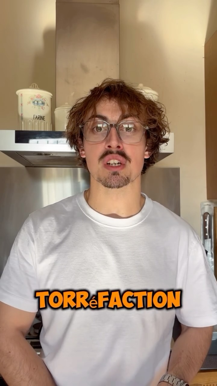 ROASTER DIARY, ep 07 - FROM KL CHALLENGE TO DIVISO COFFEE
30 jours.
Des micro-lots de 100 g.
Des dizaines de profils testés.
Et une seule mission : créer ma première torréfaction signature.
Au début ? C’était un désastre.
« Horrible, aucune note détectée » (log 0046) .
« Mauvais, rien en tasse » (log 0048).
Mais chaque échec m’a appris quelque chose :
✅ Ajuster le temps de Maillard 
✅ Comparer les profils de torréfaction 
✅ Explorer Brésil, Inde, Éthiopie, Guatemala jusqu’à révéler leur vraie identité 
Petit à petit, une vision est née :
Une torréfaction équilibrée, claire, honnête
C’est ce parcours — du costume-cravate de la finance aux cuppings ratés, jusqu’à mes premières recettes réussies — qui a fait naître Diviso Coffee ☕
Une micro-torréfaction indépendante, en Provence, qui torréfie chaque lot comme une page d’un journal de bord.
Et aujourd’hui… chaque sachet que tu reçois porte un peu de ce challenge.
Tu veux suivre la suite de l’aventure ? Abonne-toi et viens découvrir l’envers du décor.
#onecupatadiviso
#roaster #coffee #roasting #coffeeaddict #strorytelling #specialtycoffee #startup #buildinpublic