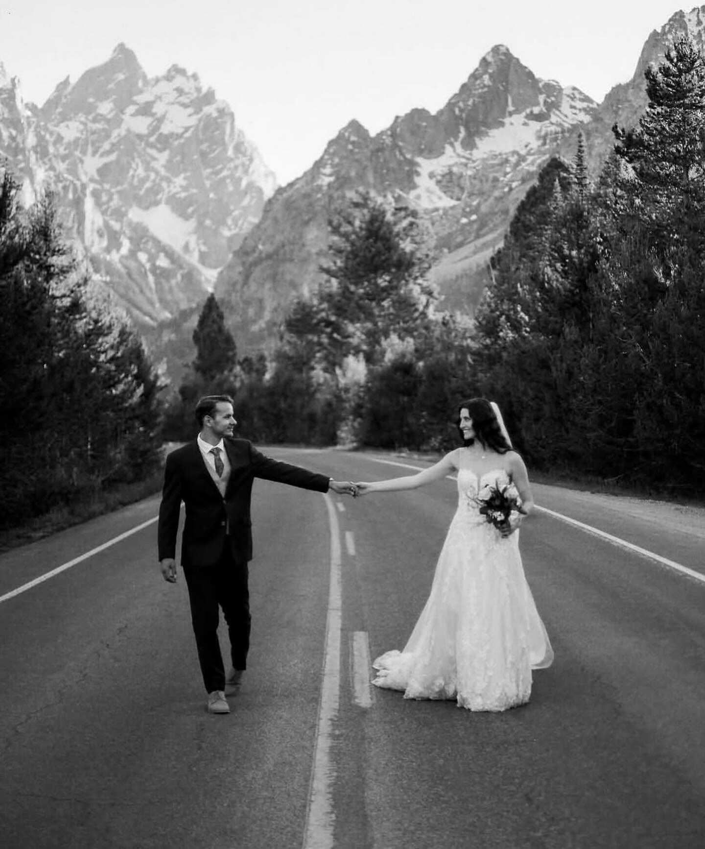 Spending part of my Autumn season in the Tetons & I have ZERO complaints!
Lots of wildlife sightings, golden grass as far as the eye can see, many PSL’s from @snakeriverroastingco 🍂 & obviously lots of pics
Here’s a fav from a summer elopement on film 🎞️ 🖤