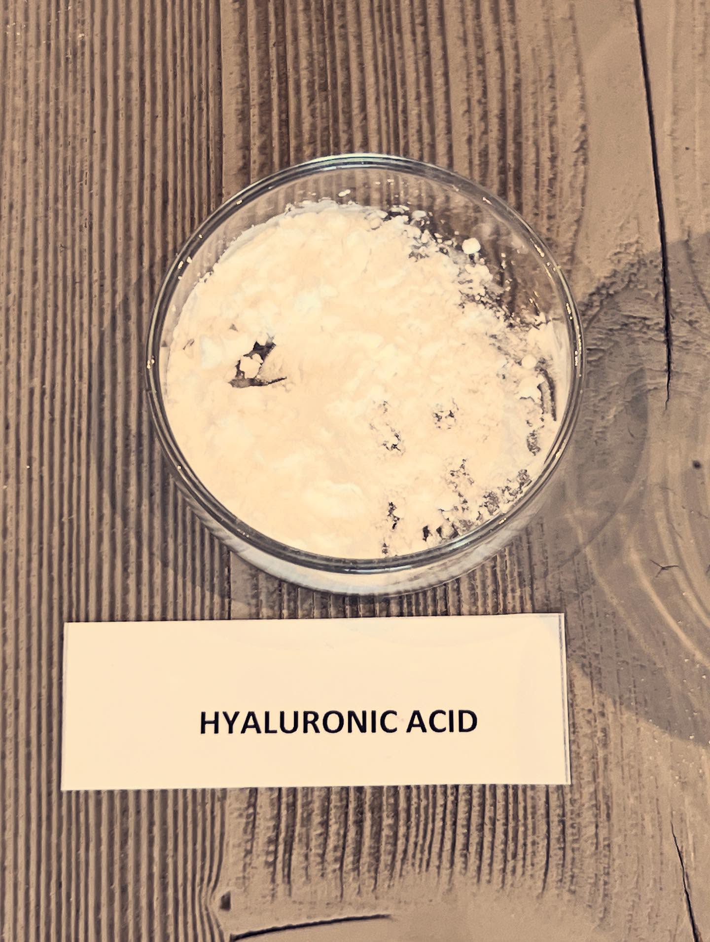 Mein Besuch bei Comfort Zone in Parma war ein wirklich spannender Einblick. Hinter der Marke steckt nicht nur ein Unternehmen, sondern eine klare Philosophie: Hautpflege ganzheitlich zu denken und dabei Mensch und Umwelt gleichermaßen im Blick zu haben.
In Parma durfte ich erleben, wie viel Wert auf Forschung, Nachhaltigkeit und auf die Verbindung von Wissenschaft und Natur gelegt wird. Besonders beeindruckt hat mich die Atmosphäre – modern, offen und gleichzeitig voller Wärme. Man spürt, dass hier nicht einfach nur Produkte entstehen, sondern eine Haltung gelebt wird: achtsam, innovativ und verantwortungsbewusst.
Für mich war es inspirierend, diesen Blick hinter die Kulissen zu bekommen und die Menschen kennenzulernen, die mit so viel Herzblut und Überzeugung arbeiten.
Ein großes Dankeschön!
@comfortzoneskin_official #comfortzone #davines @thedrjackson #parma #kosmetik #skincare