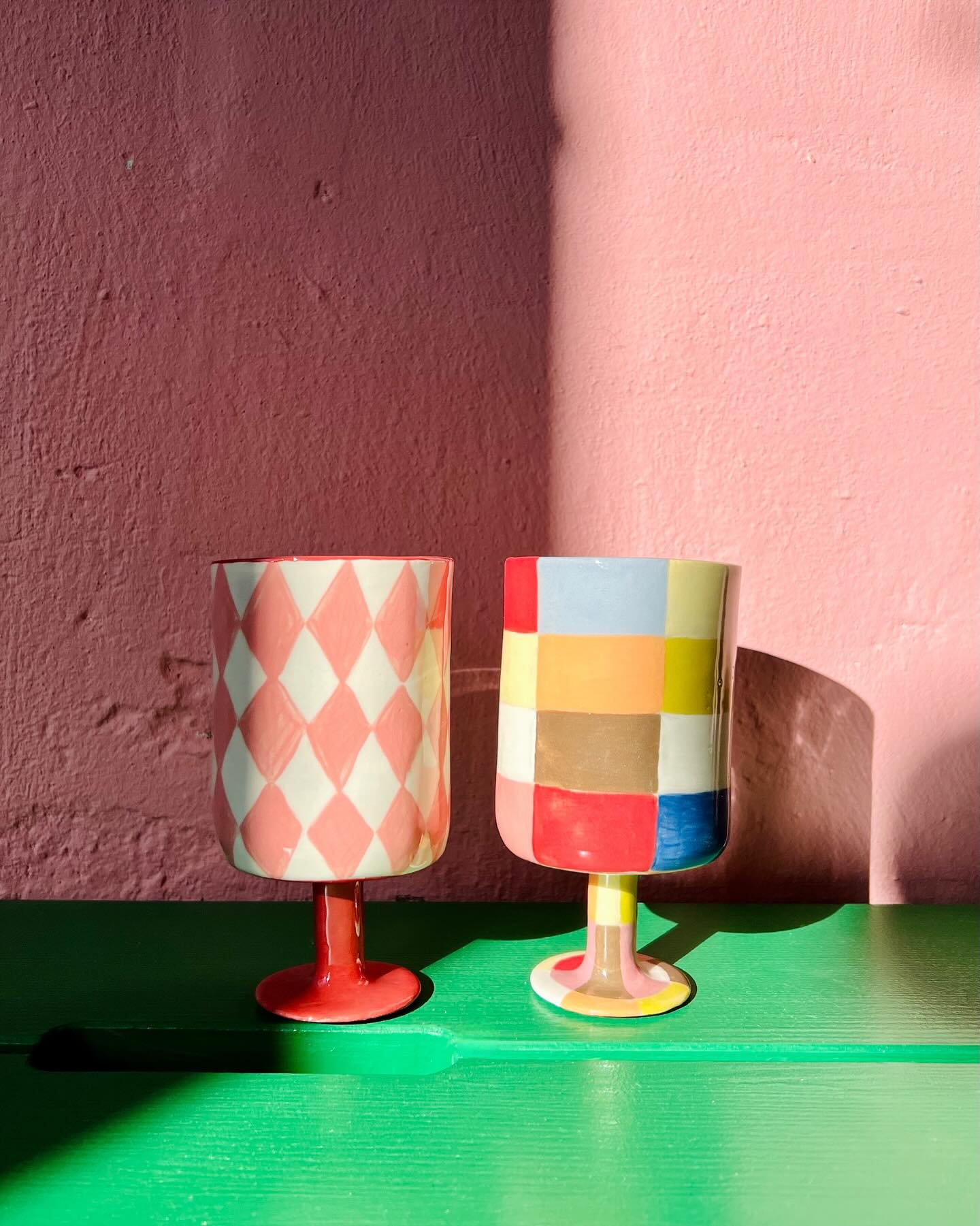 Hii! Happy 22ster! 🍾
Ich habe mir zum Geburtstagi zwei Tassis gemacht und schlürfe gerade schön ein prickelndes Tröpfchen Prosecco daraus.
Ich frage mich, ob ich mehr davon machen und sie in den Shop packen muss. 👀
Die 22 ist übrigens meine Glückszahl - in diesem Jahr sind mein Angebeteter und ich zusammengekommen, das Töchterchen kam im selben Jahr (hihi) und unsere Geburtstzeiten haben auch alle etwas mit der 22 zu tun.
Habt ihr auch eine Glückszahl oder eine, die euch irgendwie verfolgt?
#ceramiclover #ceramicart #buntekeramik #ceramicart #potterylove #birthdaybash #töpferstudio #interiör