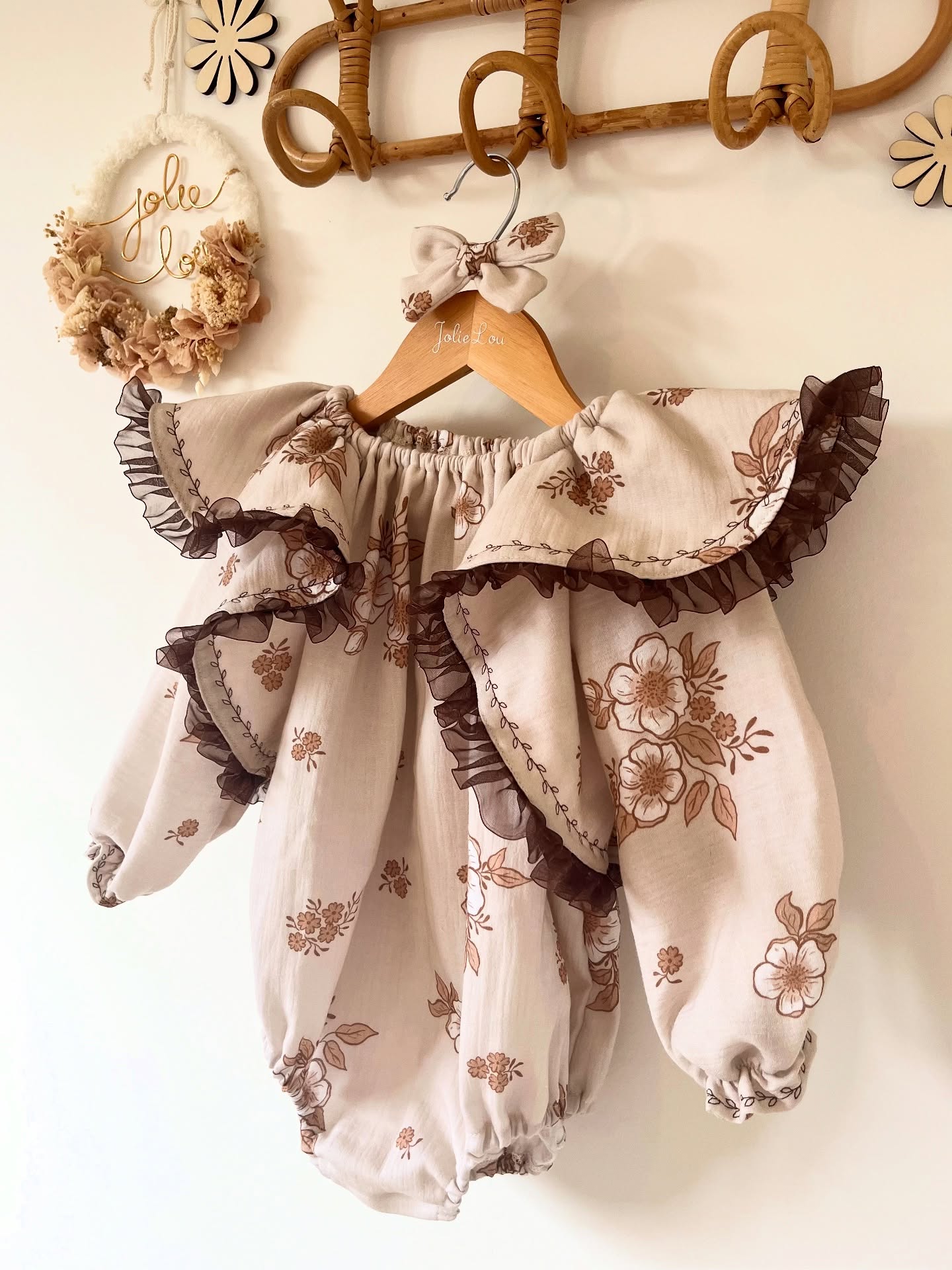 🍂Barboteuse Méline🍂
Ce tissu, ce motifs…que dire à part un grand merci à Zanet @zanetfromwonderland pour son travail!
Voici donc la première pièce dans ce tissu exclusif @_jolielou_ , une chose est sûre ce n’est pas la dernière tellement je l’aime d’amour 🤎
Une jolie barboteuse à maxi volants finition tulle froncé marron et broderie feuillage en rappel disponible dès à présent sur le site internet.
Douce soirée ✨
#barboteuse #design #fabricdesign #créatrice #creatricebébé #original #babylookstyle #looksocute
