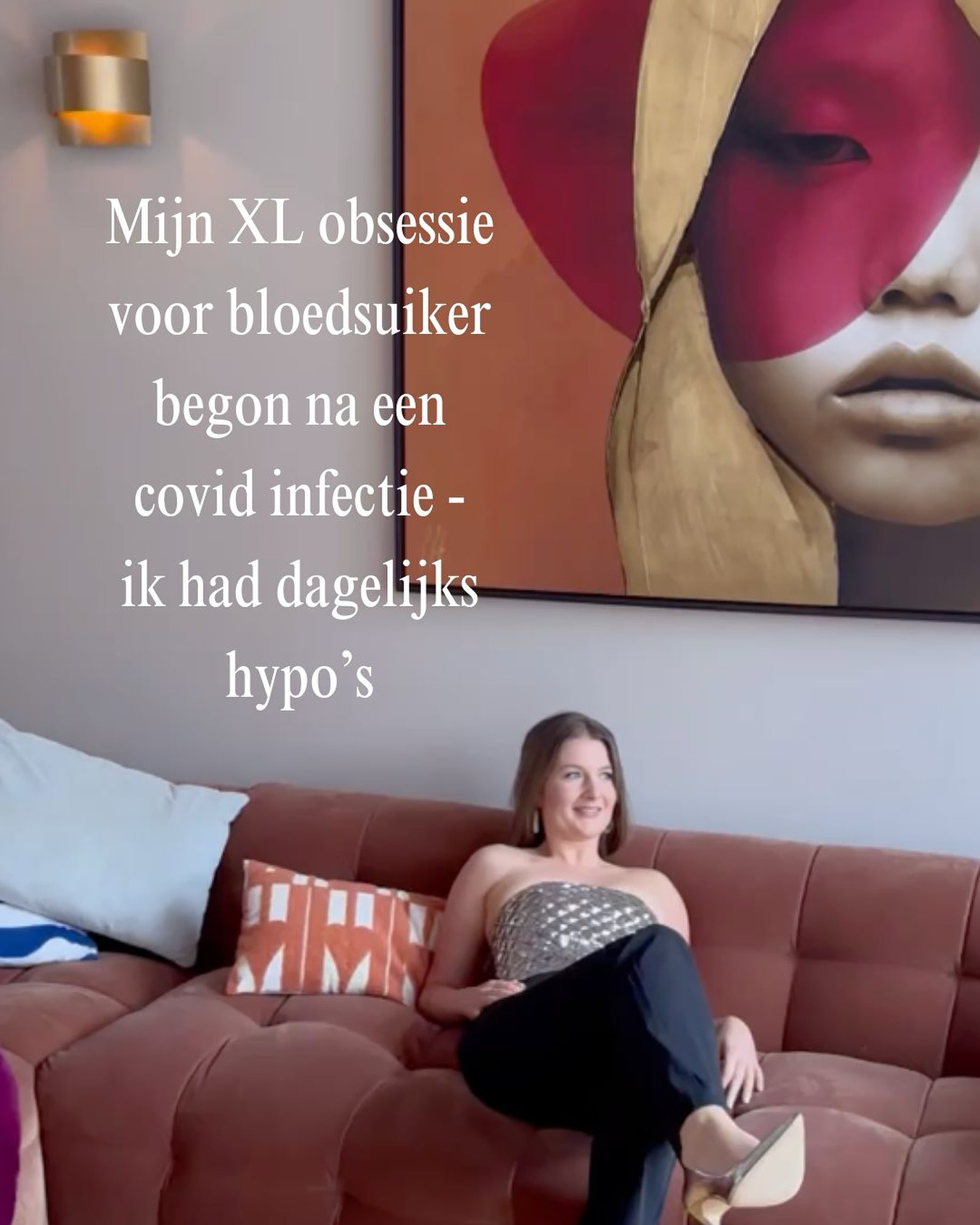 Vanaf dag 1 dat ik mijn praktijk opende, wist ik: bloedsuikerregulatie is essentieel. Dit was daarom ook altijd nummer 1 advies aan mijn cliënten.
Het belang van bloedsuikerregulatie was mij altijd duidelijk, maar dit werd een obsessie toen ik zelf door een covid infectie bizar veel last kreeg van insuline resistentie.
Ik had élke dag lage bloedsuikers (hypo’s) met de vervelende symptomen die daar bij kunnen horen zoals: cravings, geen kracht tijdens het sporten, verdrietig uit het niks, geen mentale energie voor een gesprek, overprikkeling, slechte concentratie, trillerig, wazig zien. Het bijzondere was dat ik geen trek in eten ervaarde. Ook werd het niet beter door het eten van koolhydraten/suiker.
Ik kreeg er geen grip op en besloot om naar het AMC ziekenhuis te gaan.. Ergens in de hoop dat ze mij een bijzondere casus vonden en het als uitdaging zagen om hiermee aan de slag te gaan (naïef als ik ben hahaha).
Ik kwam snel van de koude kermis thuis toen de arts zei “Dit zien we wel eens bij jonge vrouwen en moet vanzelf over gaan. Wat je kan doen is meer vezels in je voedingspatroon verwerken zoals roggebrood’’.
En ik dacht echt ‘’Vent, denk je nou werkelijk dat ik dat nog niet geprobeerd heb ?! - jeeezzzz van welke planeet kom jij?’’ Behoorlijk teleurgesteld en gefrustreerd..
Want ondanks dat het al 10 jaar geleden was dat ik zoiets soortgelijks had gehoord bij een arts (in de periode met PDS klachten), zit de trigger er nog steeds, maar deze keer liep ik niet huilend het ziekenhuis uit. Maar ik dacht wel “Kim, je had dit toch kunnen weten’’.
Hier begon mijn eigen zoektocht en XL verdieping in bloedsuikerregulatie.
Inmiddels zijn we 5 jaar verder en heb ik zo bizar veel geleerd over de bloedsuiker. En ik blijf me verbazen over de impact van intoleranties, allergieën, ontstekingen, stress, hormooncyclus, alcohol and the list can go on.
Wil je er ook mee over leren? Sluit dan 25 september aan bij mijn masterclass The Energy Game of luister mijn vele podcasts over bloedsuiker, energie en insuline resistentie. Te vinden in jouw favo podcast app onder ‘’Kimberly Buiter’’ .
Liefs!