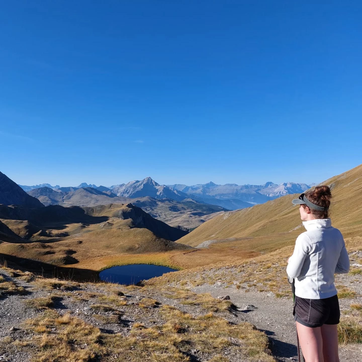 🍂 Oktoberstilte
Nog één plek. Eén kans.
Om samen met ons de bergen in te trekken én tegelijk naar binnen te keren.
De herfst kleurt het landschap in diepe tonen van goud, koper en rood. Het licht is zachter, de lucht frisser, de stilte voller. Met zicht op hoge pieken en spiegelende bergmeren word je uitgenodigd om te vertragen. Te ademen. Te voelen wat er écht toe doet.
🧡 Kom net als ik vol verwondering en dankbaarheid genieten van deze prachtige goudkleurige taferelen.
Gun jezelf deze reis.
Een tocht door adembenemende natuur. Terug naar je eigen kern.
➡️ Meer info & aanmelden via www.passagetochten.fr
Nog 1 plek beschikbaar van 18/10 t.e.m. 25/10. 🍁
#passagetochten #herfsttocht #natuurreis #reflectie #stilte #vertraging #bergen #bewustreizen #outdoorpsychologen #nofilter