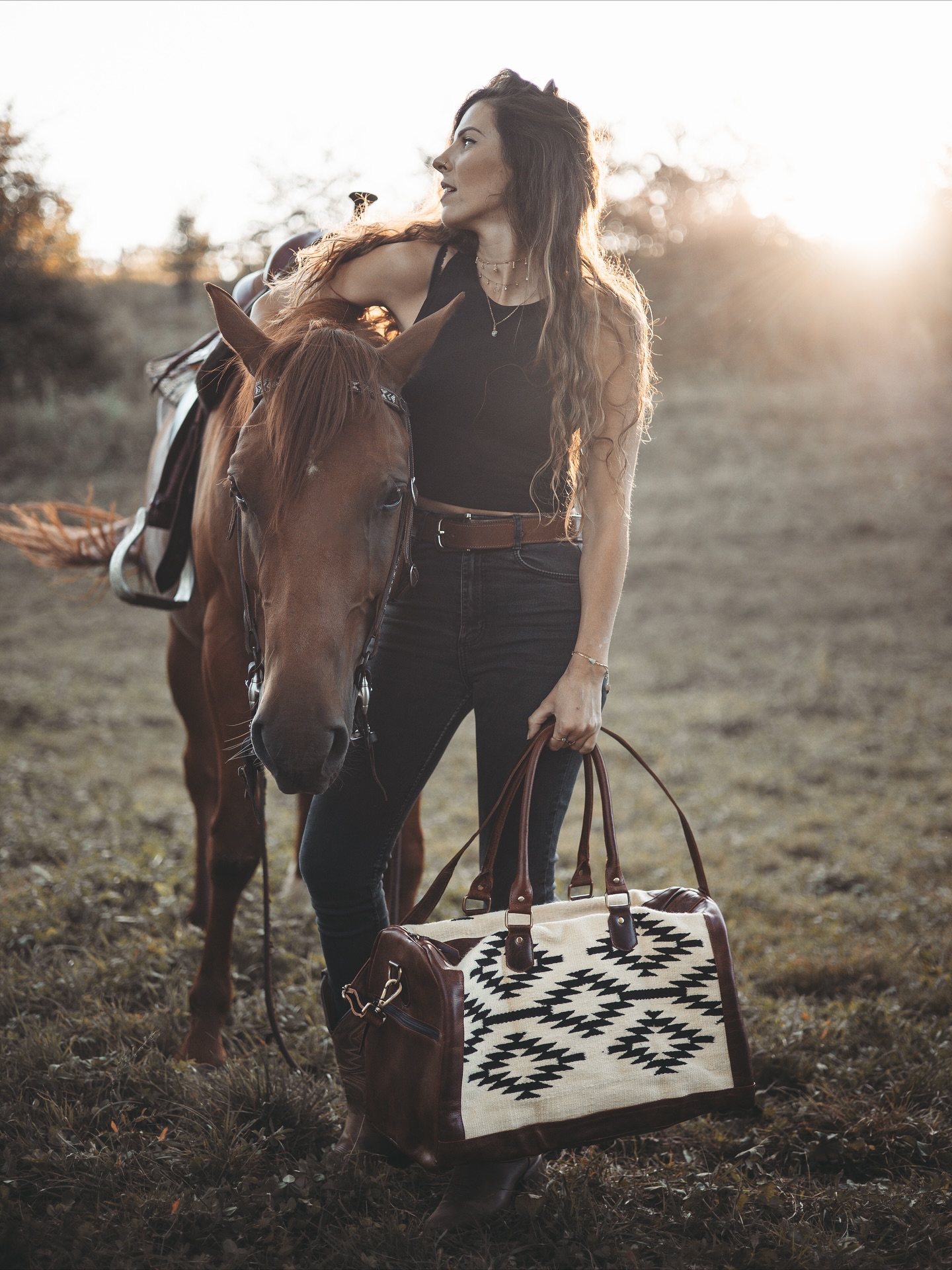 L’automne vient d’arriver… mais l’esprit flotte encore entre les routes d’été et les couchers de soleil infinis 🌅
Des kilomètres parcourus à cheval ou à moto, des haltes improvisées, des souvenirs rangés comme des trésors dans un sac qui n’a cessé d’accompagner l’aventure.
Un sac de voyage façonné pour suivre les errances, garder les secrets, et porter l’écho de chaque escapade.
Parce que certaines histoires ne demandent qu’à continuer, saison après saison 🪶
#wildspirit #espritnomade #ridingfree #wildandfree #sacdevoyage #travelbag #horseofinstragram #roadtripvibes #adventureawaits #autumn