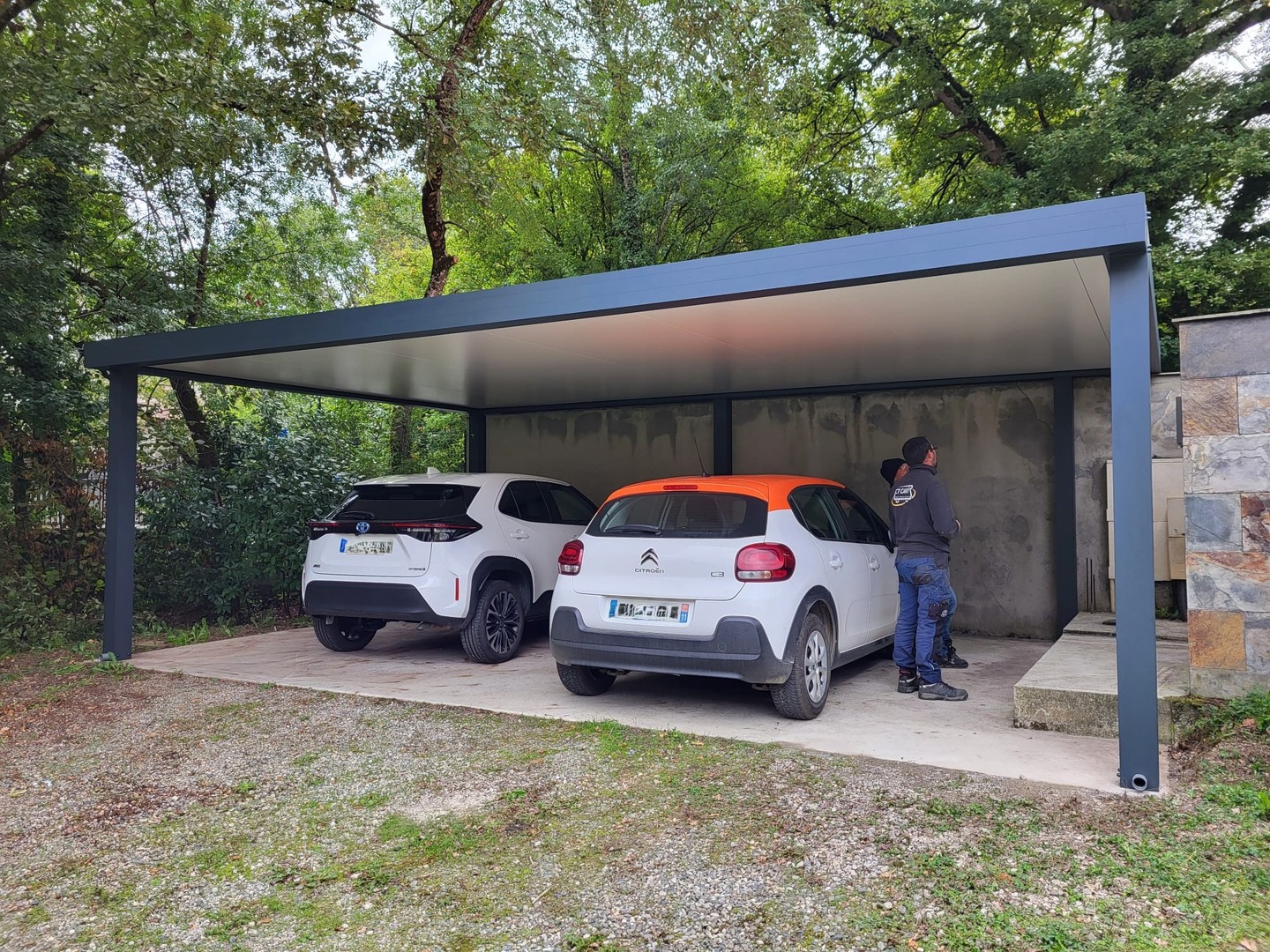 Découvrez les nombreux avantages d'un carport sur mesure en aluminium, conçu pour abriter deux voitures !
Fabriqué dans le Gers, près de Toulouse, ce carport allie esthétisme et robustesse.
Il protège vos véhicules des intempéries tout en offrant un espace de rangement supplémentaire. En choisissant un modèle sur mesure, vous optimisez l'utilisation de votre espace extérieur tout en ajoutant une touche moderne à votre propriété. ☀️🚗 #Carport #Aluminium #SurMesure #Toulouse #Gers #ProtectionVehicule