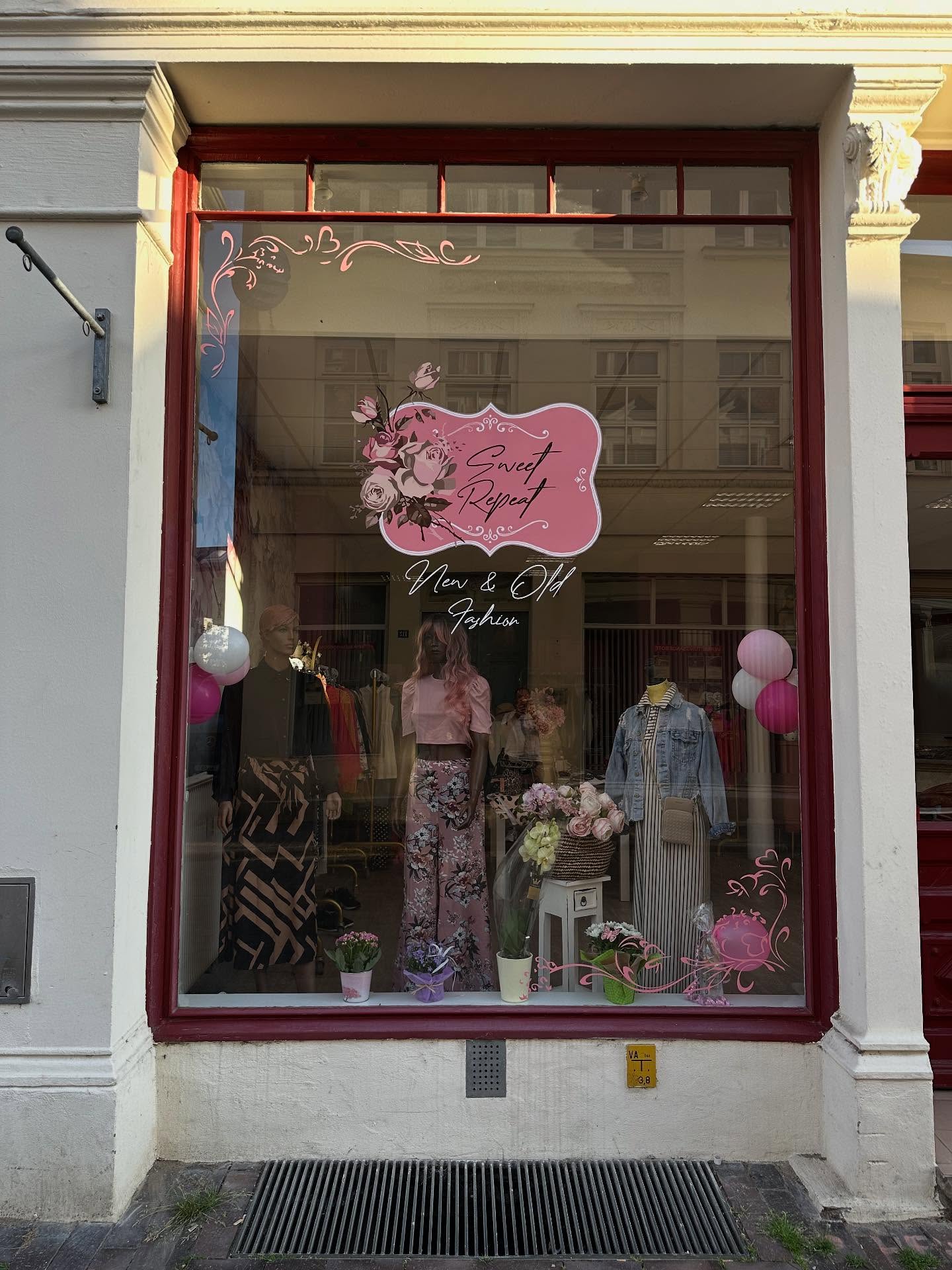 Bei diesem Kunden haben wir das Schaufenster im Digitaldruck beklebt.
Danke für das Vertrauen! 😋
#deepground #folierung #schaufenster #portaltüren #window #windows #digitalprint #wrapping #door #doors #digitaldruck #printdesign #wrappedworld #wrapped #print #gloss