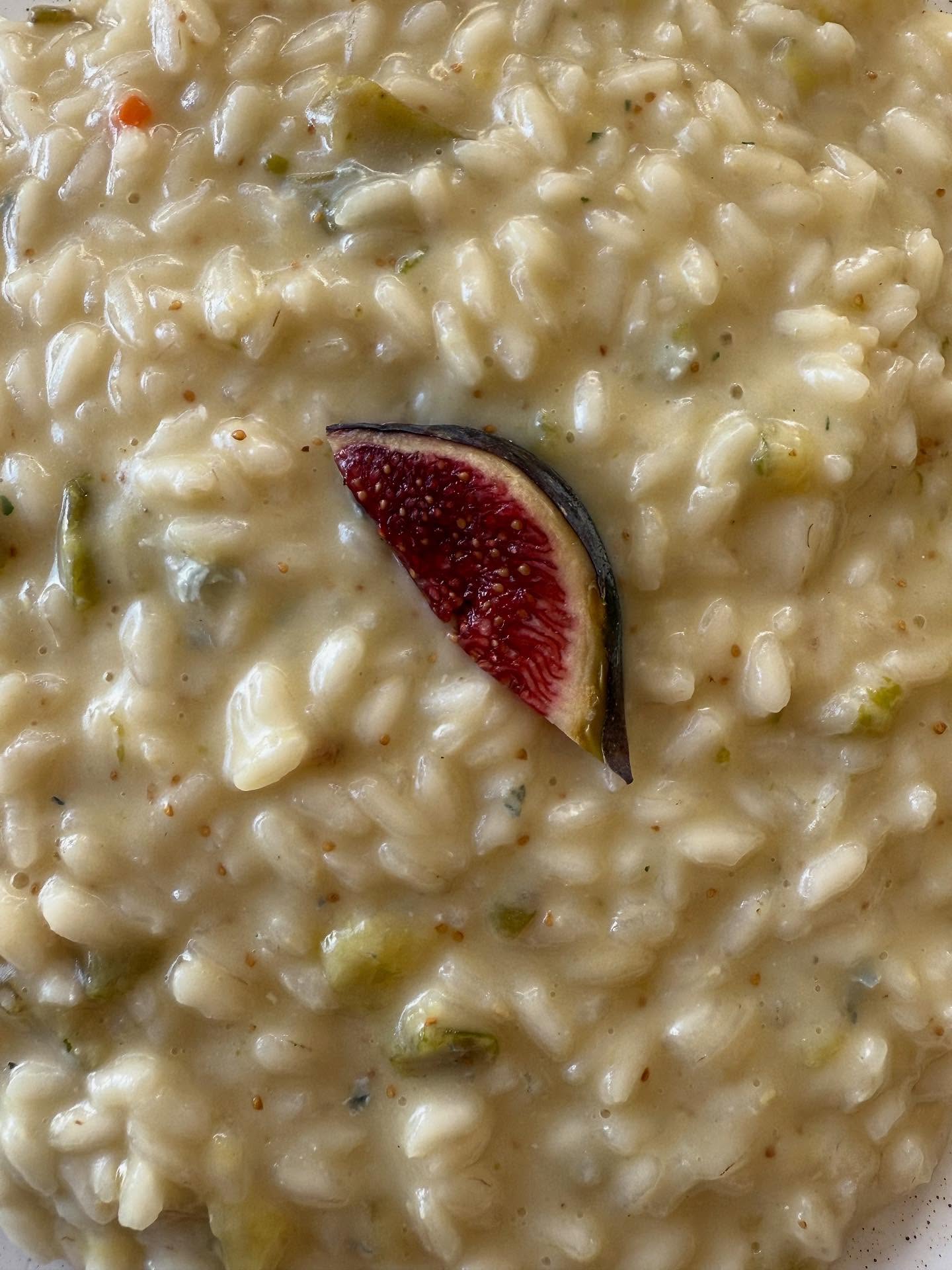 #dialettodaRossino
L’è rivaa l’autùn 🍂
e cun lü anca ul risott
cun i fich e ul gorgonzola.
Ve spetèm #daRossino cun ’na bela cucchiarada calda e profumada!
#risottodautun #fichiegorgo