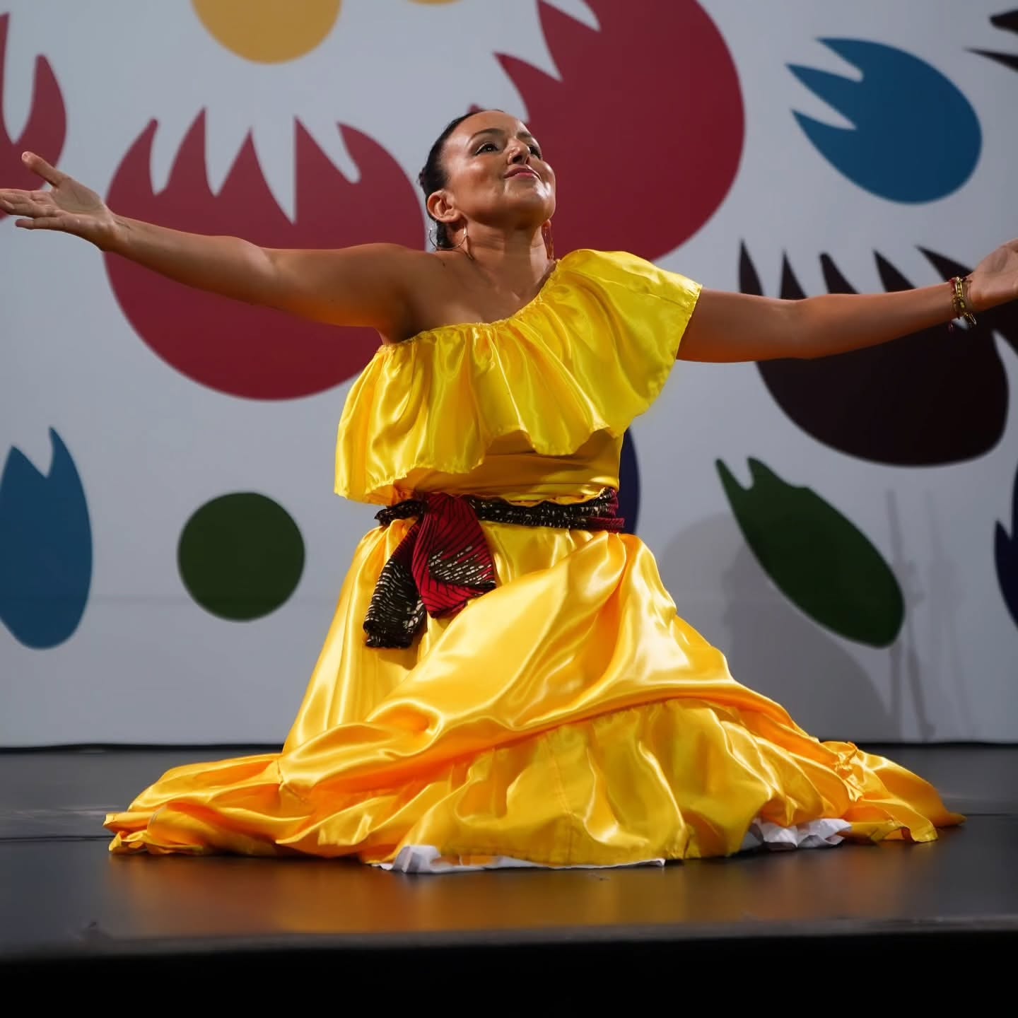 Whenever I perform, it goes beyond the 'steps'. I must bring our story & those of our Ancestors & elders to the forefront. It's a lifelong response to a calling much bigger than myself. Siempre es un honor. It's always an honor & I'm grateful.
✨️💃🏽✨️My mission is to bring people closer to the wisdom behind each movement of traditional dance in order to create a revolutionary movement within themselves. Our ancestors danced in the name of resilience, joy, love, resistance and continuity. I plan to keep doing the same. This PeruRiqueña is grateful with each breath & every step. Kachkaniraqmi ✨️
🌻👑 Can we talk about the vestuario in this pic? Handmade by the one and only & very talented Lucía Ballumbrosio @luci_amalia @creacionesluandou Made with love, dance and design in mind, she understood my spirit when creating this style. The dress flows like water 🌊 Gracias Luci!
📸 Gracias for the invite @perumuchogusto.oficial
I had the pleasure to dance a variety of Peruvian dances, including Festejo y Lando to amazing percussion by @jeretoconga Pasacalle Ayacuchano y Huaylarsh with @acuarelasdelperuny.usa un enorme gracias a @taliacp for your dedication in producing and gathering our dancing community 😊🙏🏼💃🏽 A seguir bailando !
#danceyourancestors #getyourbirthright #kaypachadance #peruviandance #festejo #peruricandancer #festejonyc #beyondthesteps
#dancemedicine #peruviansinthediaspora #aseguirbailando💃 #perumuchogusto #adelantemigente