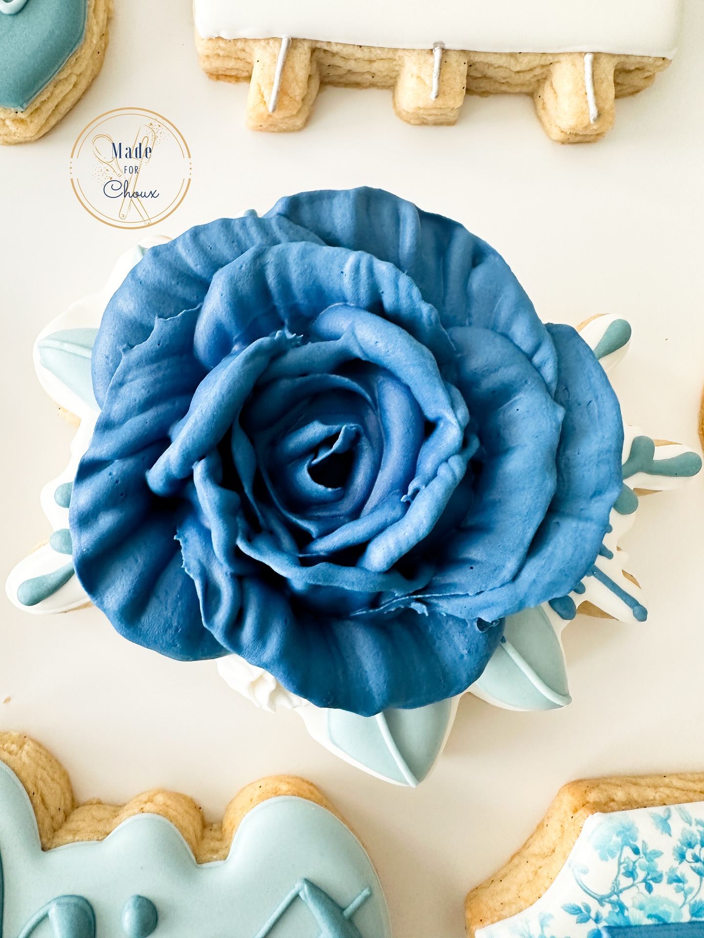 Absolutely in love with the color of this fall floral 💙
#somethingblue #bluefloral #bridalshowercookies #weddingcookies #middletownde #delawarecookies #delawarebaker