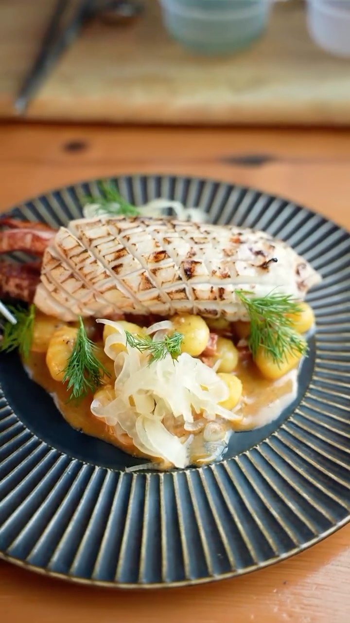 “Squid takes the surf, chorizo brings the turf, gnocchi rides the wave, and fennel cuts through with a zing ⚡ Finished with a storm of umami crumbs. This isn’t dinner, it’s a plot twist. 🦑🔥🍽️”
#SquidSurfAndTurf #SeaMeetsLand #FoodieAdventure #ChefsTable #SeafoodLovers #GnocchiGoals #ChorizoCravings #ModernEats#iloveassos #assoskefalonia #kefalonia_island #ilovekefalonia❤️ #kefalonia #summer #progress #island #vibes #3wisemonkeys_assos #greece #memories #paradise