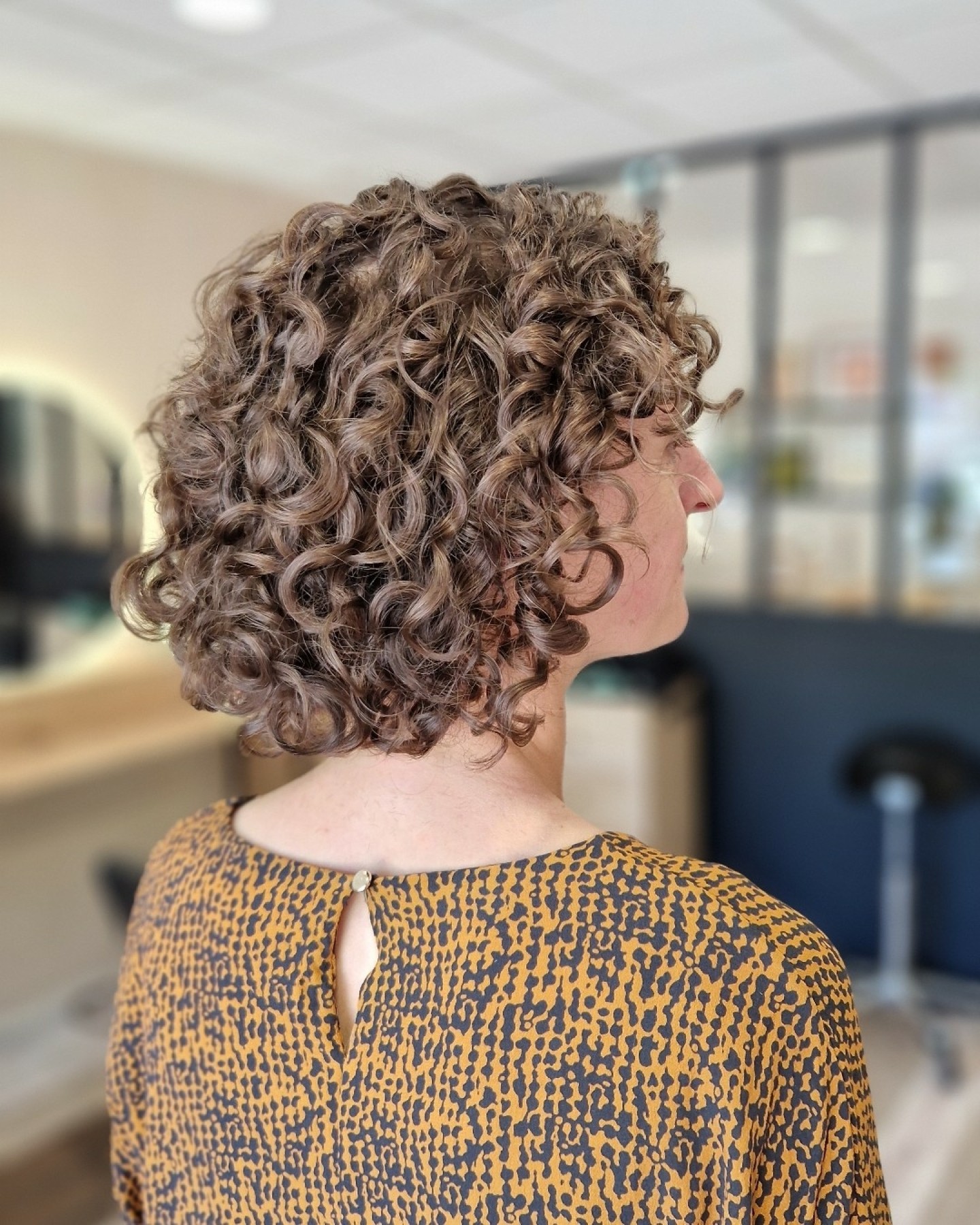 🌈 Cap sur le carré bouclé chic
✂️ Une coupe plus courte et bien structurée qui apporte du style et du rebond aux boucles.
