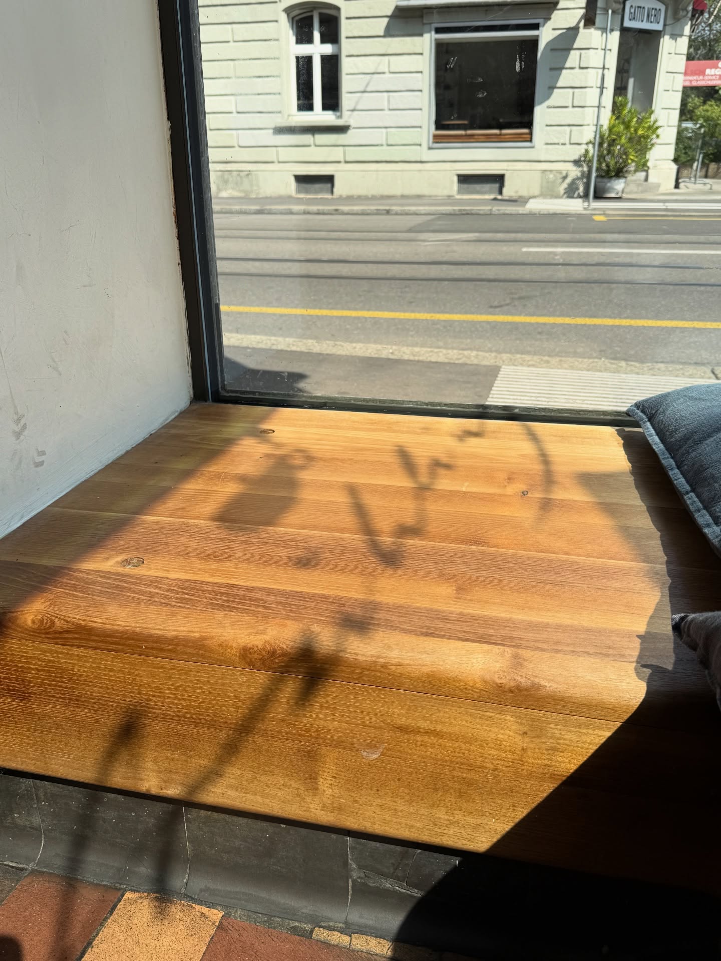 Als das Café noch in der Sommersonne schimmerte 🌞.
#coffee #coffeeshop #sun #frühling