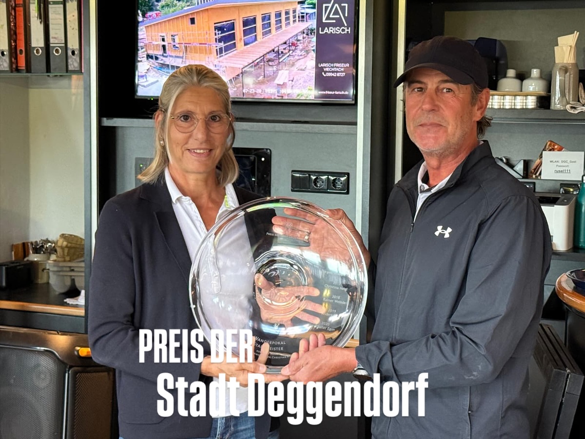 ⛳ Unter äußerst widrigen Bedingungen (Nebel, Regen, Wind etc) spielten über 50 Golfer beim Turnier der Stadt Deggendorf.
Die große Frage war wer wird neuer Stadtmeister?
Alle Tipps und Spekulationen bzgl Favoriten wurden pulverisiert durch einen Neu-Golfer! Angetreten mit Hcp 54, gewertet mit Hcp 45, darf dich Jürgen Schmitz mit insgesamt 74 Punkten Stadtmeister 2025 nennen. Gewertet wurde die Summe aus Brutto- und Nettopunkten. Bruttosieger und Vize-Stadtmeister wurde Sandro Garhammer. Über den Bruttosieg der Damen durfte sich Anette Hahn freuen.