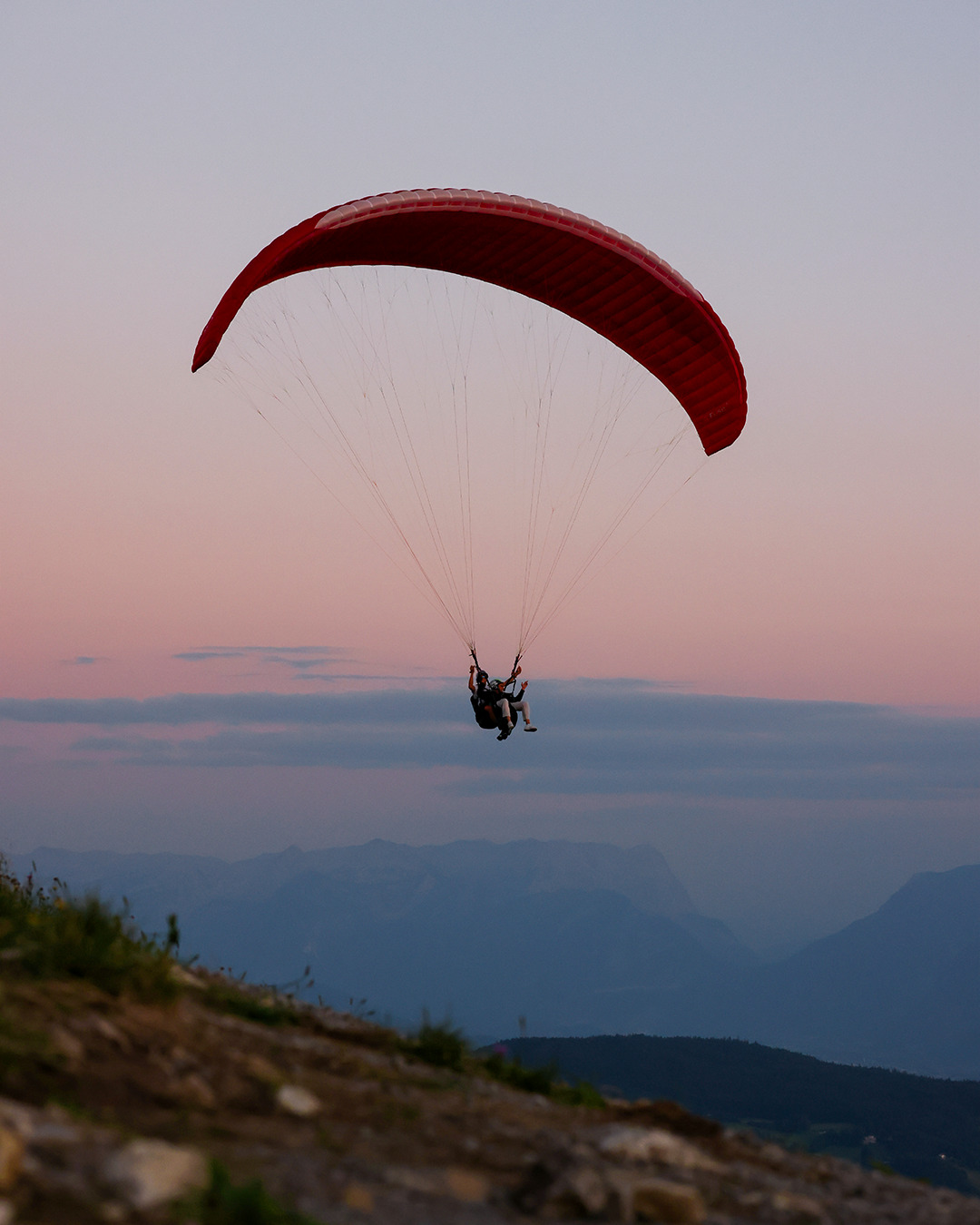Boarding call at golden hour – because up here, sunsets hit different. 🌇
Moments like these don’t need many words – or any filters. No rush. No noise. Just light, wind, and colors you can feel. 🧡
Ready to paint the sky with us? 🎨
DM us to book your weightless moment – just before the sun disappears. ✨🪂
📸 @soulpictures_photography
#TandemParagliding #Tandemsistaz #SunsetPhotography #FlyWithFriends #FreedomInTheAir #ParaglidingLife #AdventureWithHeart #SunsetFlights #AboveTheNoise #NatureVibes #AirtimeVibes #Gaisberg #ParaglidingCommunity #visitsalzburg #SkyHighVibes #feelaustria #getoutside #sunsetview #PaintTheSky #SunsetPhotography #GoldenHourShot