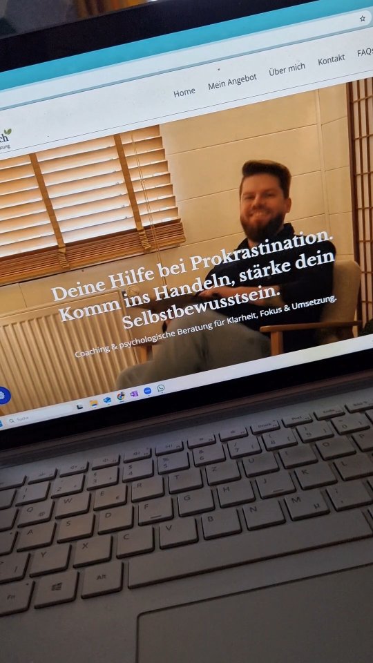 So viel Mut & Entscheidungskraft in einer Website! 💥
Ronny kam zu mir mit einem starken Thema: Prokrastination überwinden – mitten in dieser Welt voller Reize, Ablenkung und Entscheidungsmüdigkeit.
Er hat sich entschieden: Nicht mehr selber ewig herumzubasteln, sondern sein Business direkt auf fundiertem Boden zu starten — mit einer Website, die wirkt und ihn klar sichtbar macht.
Jetzt hat er ein digitales Zuhause, das nicht nur schön aussieht, sondern seine Botschaft trägt: „Komm ins Handeln, statt nur aufzuschieben.“ 🙌
Lieber Ronny — es war so inspirierend, dein Fundament dafür bauen zu dürfen.
Danke, dass du diesen Schritt mit Vertrauen gegangen bist. 🧡
👉 Du willst nicht länger warten, sondern richtig starten — mit einer Website, die dich unterstützt und sichtbar macht? Schreib mir — ich helfe dir, dein eigenes digitales Fundament aufzubauen.
.
.
.
#MutZumStart #ProkrastinationÜberwinden #WebsiteLaunch #SelbstständigMitHerz #WixWebdesign #WixWebsite #WebdesignFürSelbstständige #CoachWebseite #ErfolgreichSelbstständig #WebseitenErstellung #OnlinePräsenz #BrandingFürCoaches #WebsiteErstellenLassen #MarketingStrategie