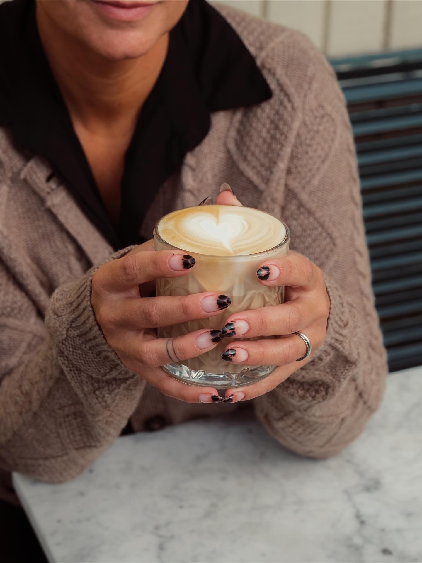 Höstmys på riktigt 🍂☕ Prova vår nya Pumpkin Spice Latte och fika hos Café Villa Ed – en smak av säsongen du inte vill missa.
Pssst… Villa Ed By Glozzy har 10% på allt stickat 24/9–28/9 🤎
Vi på Villa Ed
Inredningsbutik @villaedinredning
Klädbutik @villaed_by_glozzy
Café & Bistro @cafevillaed
Frisörer @villaed.frisorerna
Injektionsbehandlare @beautylin.se
Kroppsvård & Massage @lindaholtzkroppsvard
Inemotion Psykologi @inemotionpsykologi
Keramik @lerkallan
Skulpturskogen Villa Ed